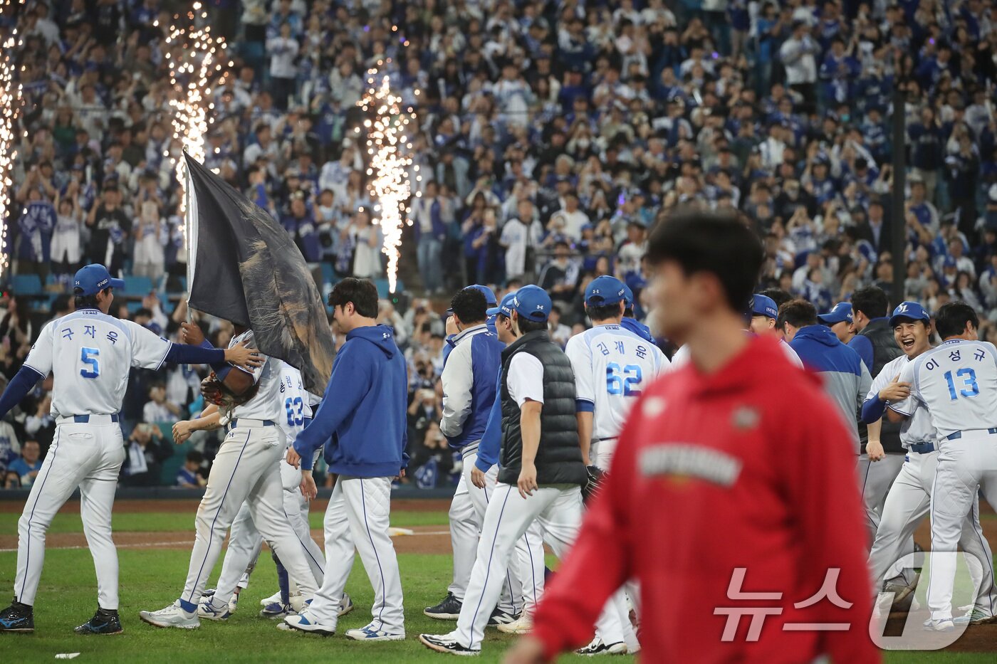 본문 이미지 - 14일 오후 대구 삼성라이온즈파크에서 열린 프로야구 2025 신한 SOL뱅크 KBO 준플레이오프 4차전 삼성 라이온즈와 SSG 랜더스의 경기, 5대 2 승리를 거두며 플레이오프 진출을 확정지은 삼성 선수들이 기쁨을 나누고 있다. 2025.10.14/뉴스1 ⓒ News1 공정식 기자