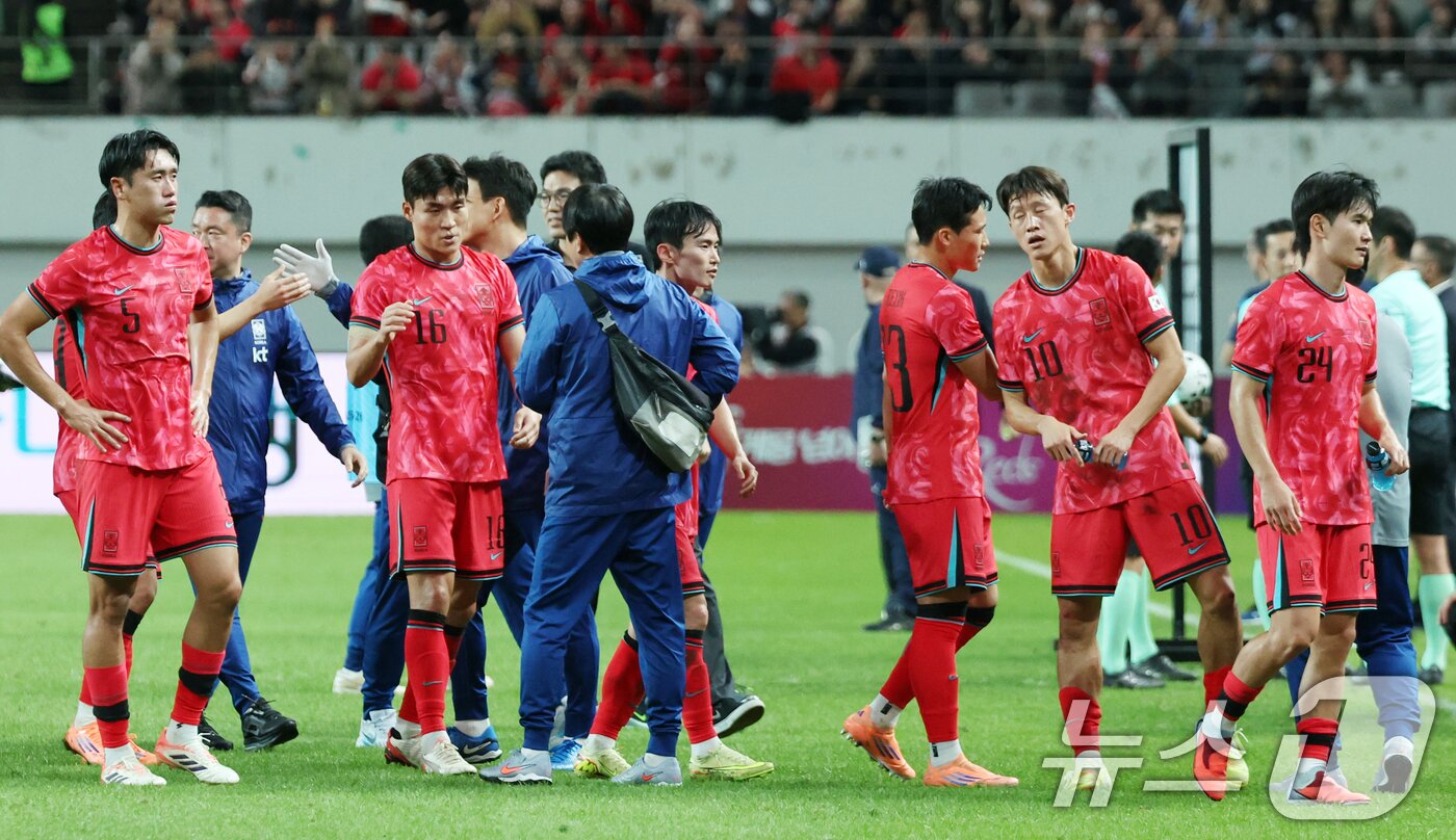본문 이미지 - 한국 남자 선수 A매치 최다 출전한 손흥민이 14일 오후 서울 마포구 서울월드컵경기장에서 열린 하나은행 초청 축구국가대표팀 친선경기 대한민국과 파라과이의 경기에서 2대0으로 승리한 대한민국 선수들이 하이파이브를 하고 있다. 2025.10.14/뉴스1 ⓒ News1 김명섭 기자
