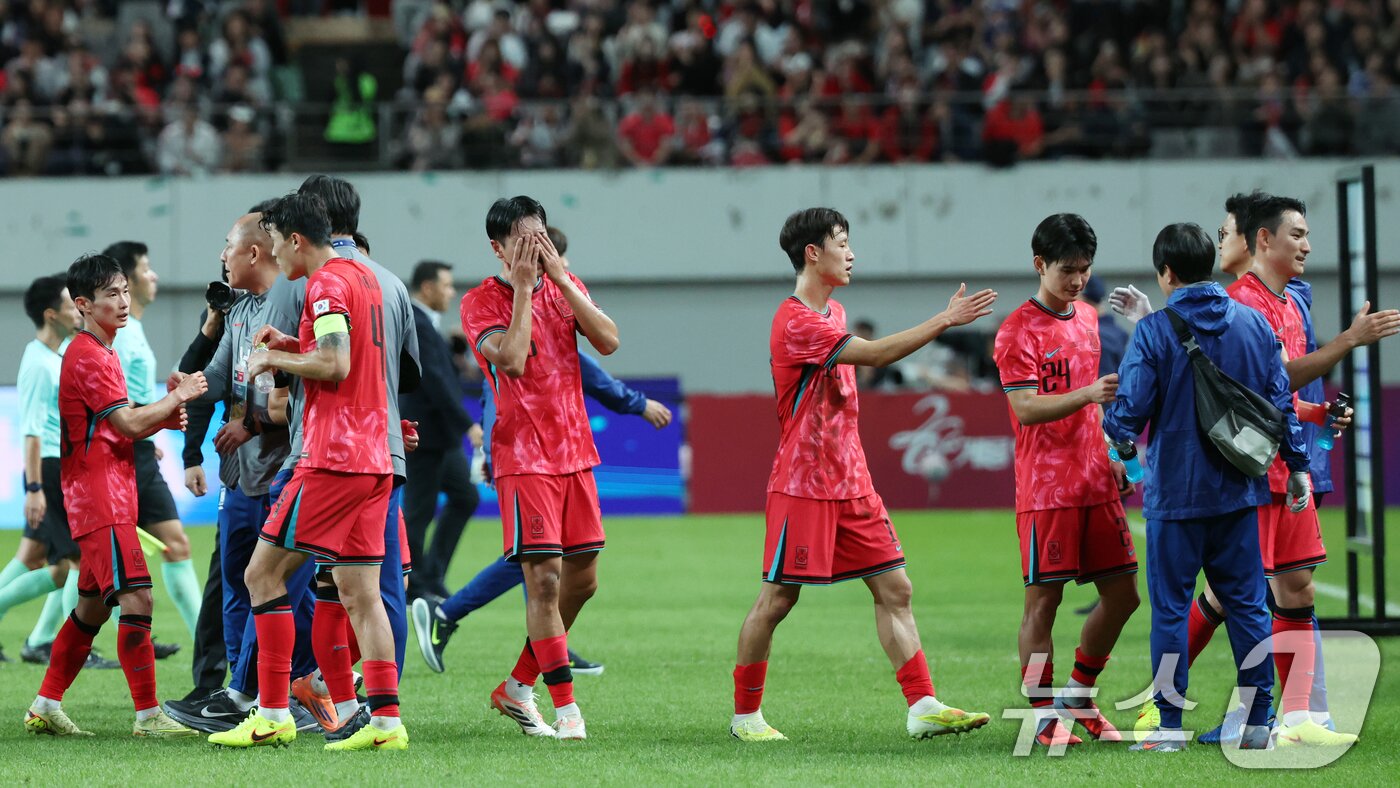 본문 이미지 - 한국 남자 선수 A매치 최다 출전한 손흥민이 14일 오후 서울 마포구 서울월드컵경기장에서 열린 하나은행 초청 축구국가대표팀 친선경기 대한민국과 파라과이의 경기에서 2대0으로 승리한 대한민국 선수들이 하이파이브를 하고 있다. 2025.10.14/뉴스1 ⓒ News1 김명섭 기자