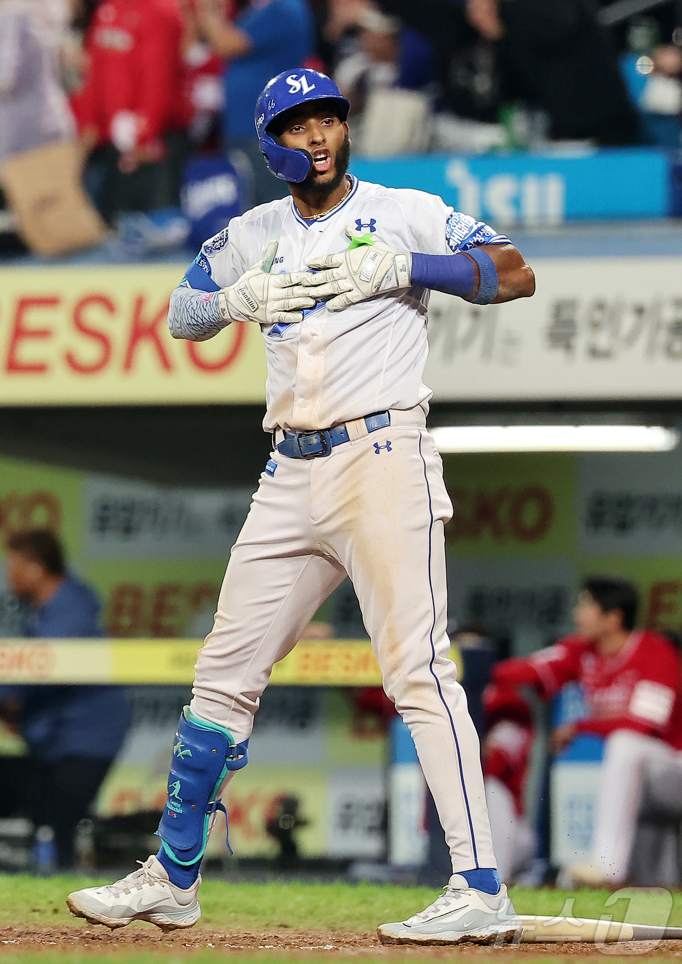 (대구=뉴스1) 김진환 기자 = 14일 오후 대구 삼성라이온즈파크에서 열린 프로야구 2025 신한 SOL뱅크 KBO 준플레이오프 4차전 SSG 랜더스와 삼성 라이온즈의 경기, 삼성 …