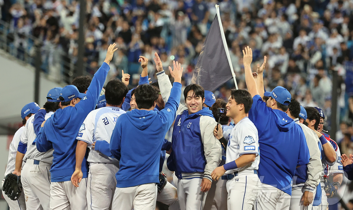 (대구=뉴스1) 김진환 기자 = 14일 오후 대구 삼성라이온즈파크에서 열린 프로야구 2025 신한 SOL뱅크 KBO 준플레이오프 4차전 SSG 랜더스와 삼성 라이온즈의 경기, 5대 …