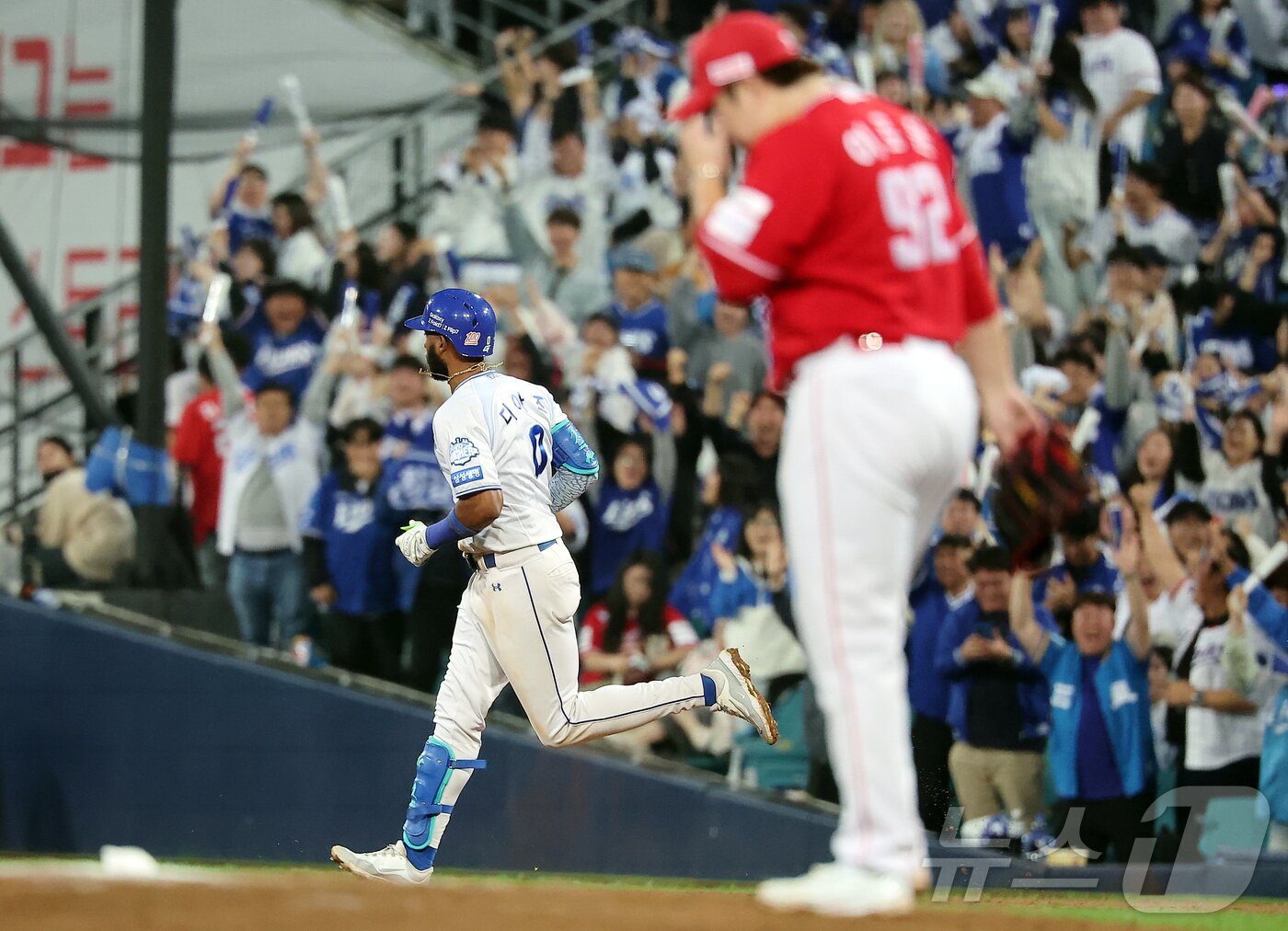 본문 이미지 - 14일 오후 대구 삼성라이온즈파크에서 열린 프로야구 2025 신한 SOL뱅크 KBO 준플레이오프 4차전 SSG 랜더스와 삼성 라이온즈의 경기, 삼성 디아즈가 8회말 2사 1루 상황 역전 투런홈런을 친 뒤 홈으로 향하고 있다. 2025.10.14/뉴스1 ⓒ News1 김진환 기자