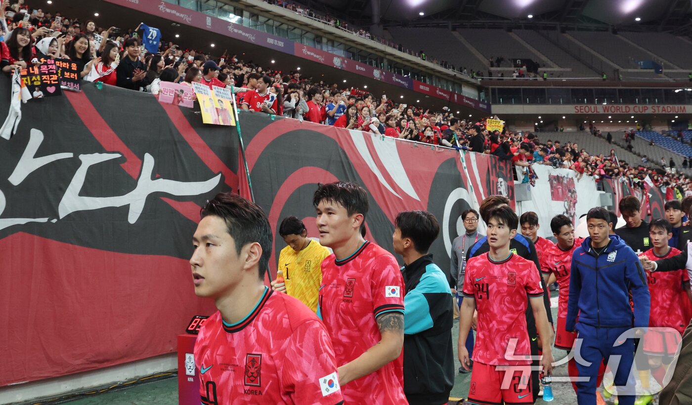 본문 이미지 - 한국 남자 선수 A매치 최다 출전한 손흥민이 14일 오후 서울 마포구 서울월드컵경기장에서 열린 하나은행 초청 축구국가대표팀 친선경기 대한민국과 파라과이의 경기에서 2대0으로 승리한 대한민국 선수들이 팬들과 인사를 하고 있다. 2025.10.14/뉴스1 ⓒ News1 김명섭 기자