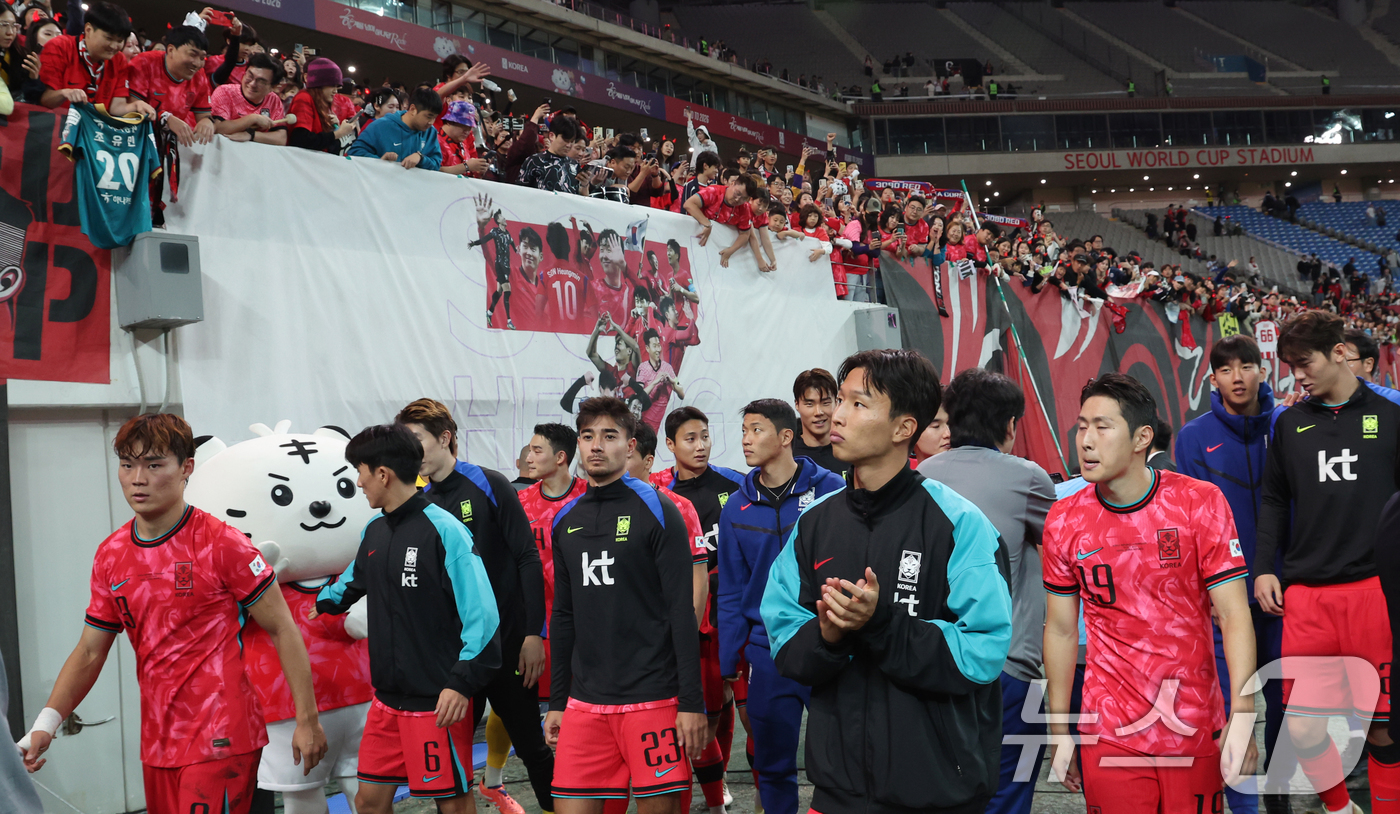 (서울=뉴스1) 김명섭 기자 = 한국 남자 선수 A매치 최다 출전한 손흥민이 14일 오후 서울 마포구 서울월드컵경기장에서 열린 하나은행 초청 축구국가대표팀 친선경기 대한민국과 파라 …