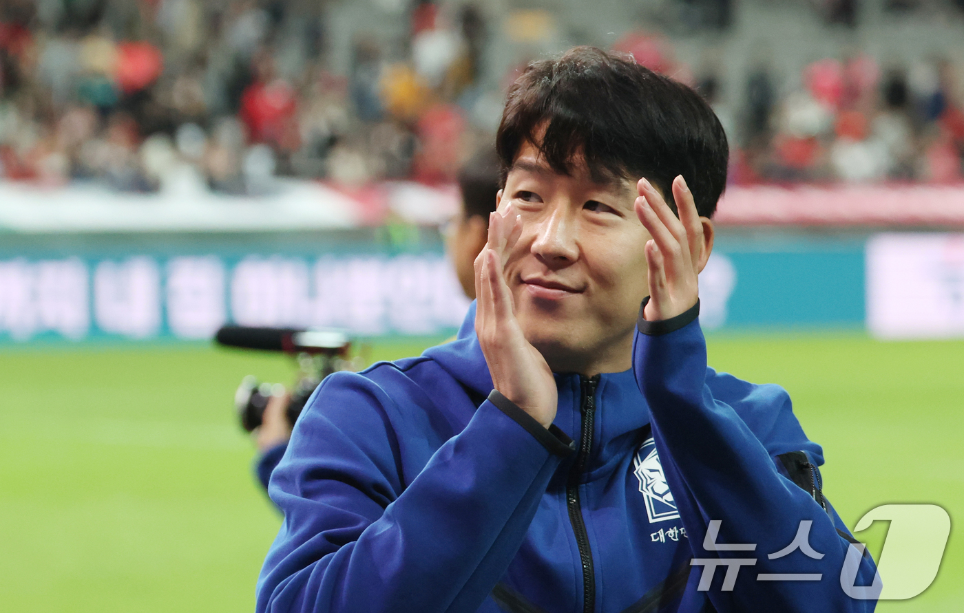 (서울=뉴스1) 김명섭 기자 = 한국 남자 선수 A매치 최다 출전한 손흥민이 14일 오후 서울 마포구 서울월드컵경기장에서 열린 하나은행 초청 축구국가대표팀 친선경기 대한민국과 파라 …