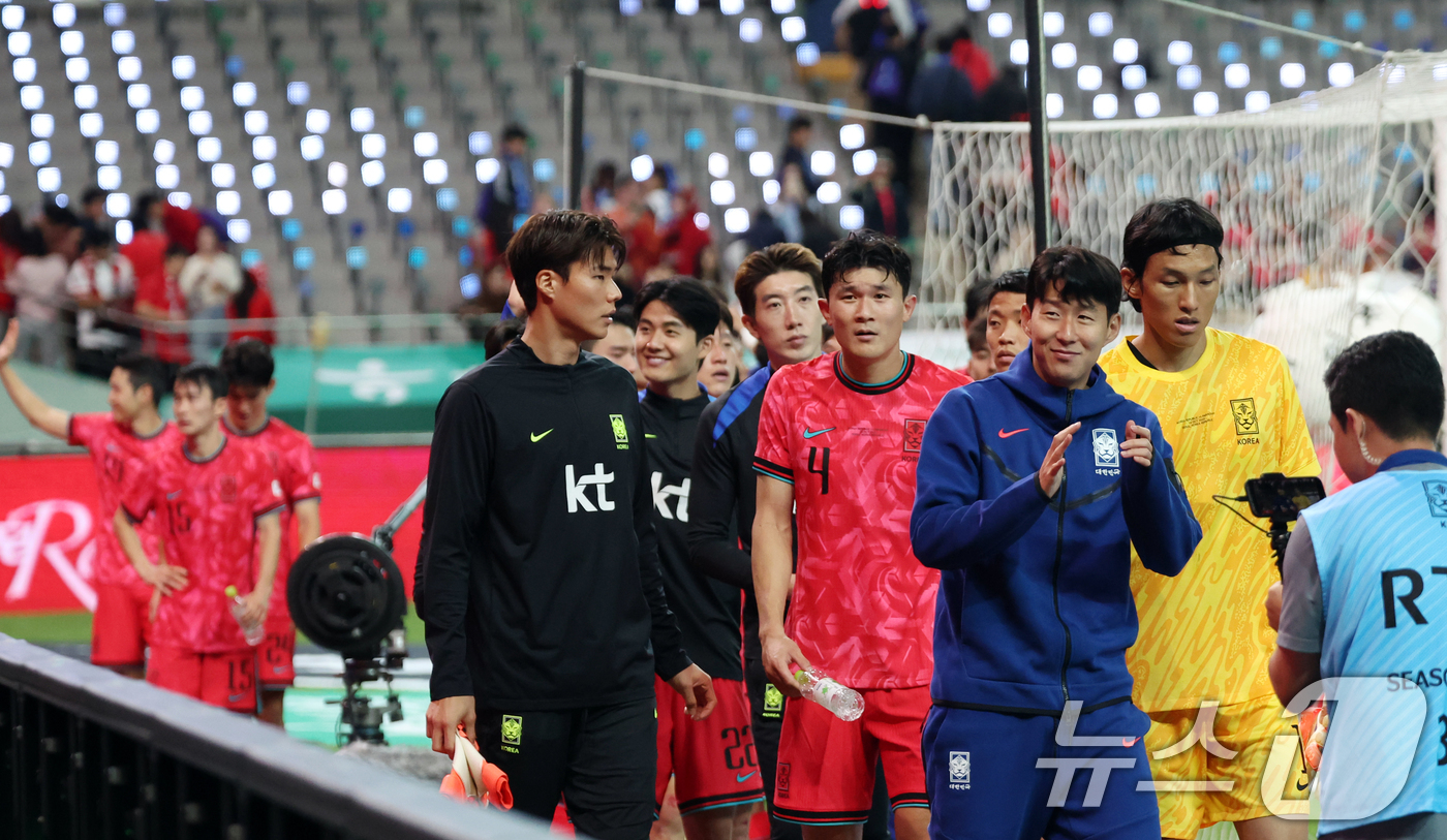 (서울=뉴스1) 김명섭 기자 = 한국 남자 선수 A매치 최다 출전한 손흥민이 14일 오후 서울 마포구 서울월드컵경기장에서 열린 하나은행 초청 축구국가대표팀 친선경기 대한민국과 파라 …