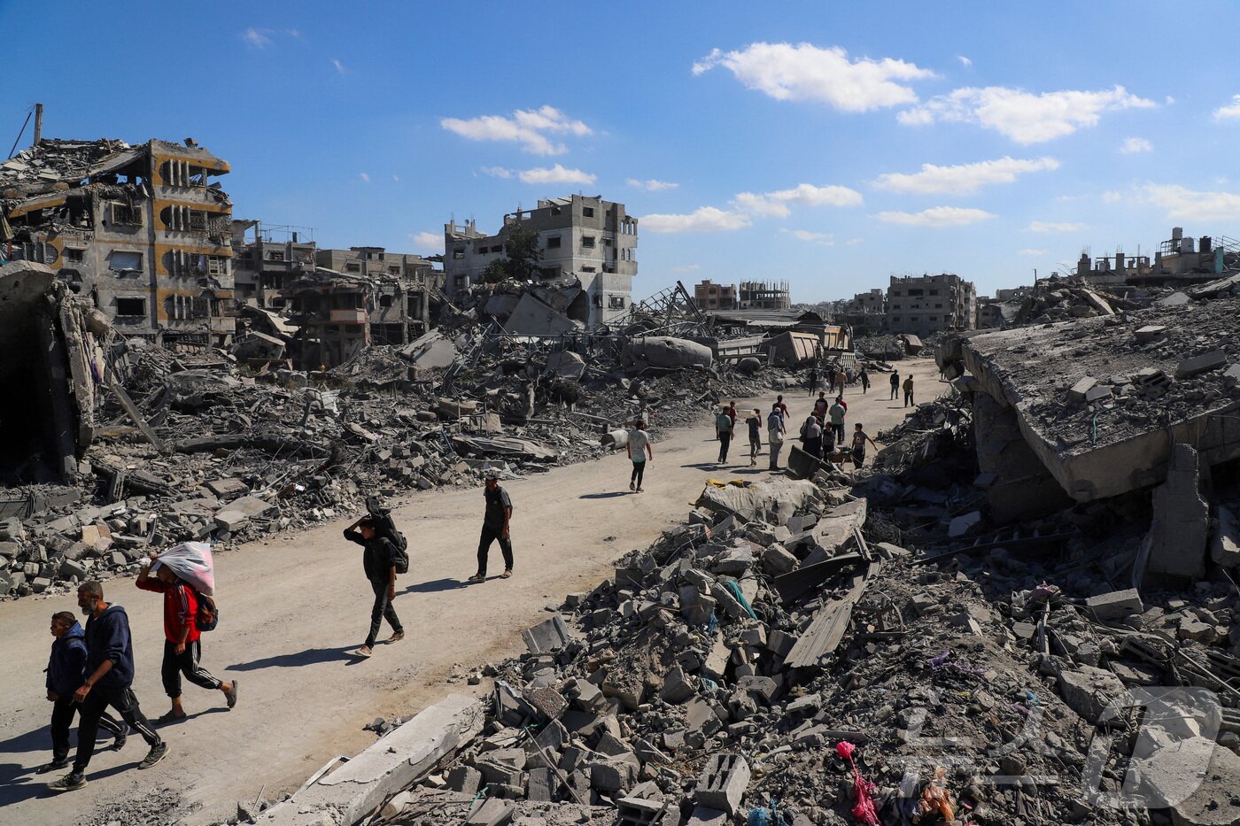 본문 이미지 - 이스라엘과 하마스가 휴전에 돌입한 가운데 지난 14일&#40;현지시간&#41; 전쟁으로 파괴된 가자시티의 거리를 팔레스타인 주민들이 지나고 있다. 2025.10.14. ⓒ 로이터=뉴스1 ⓒ News1 류정민 특파원