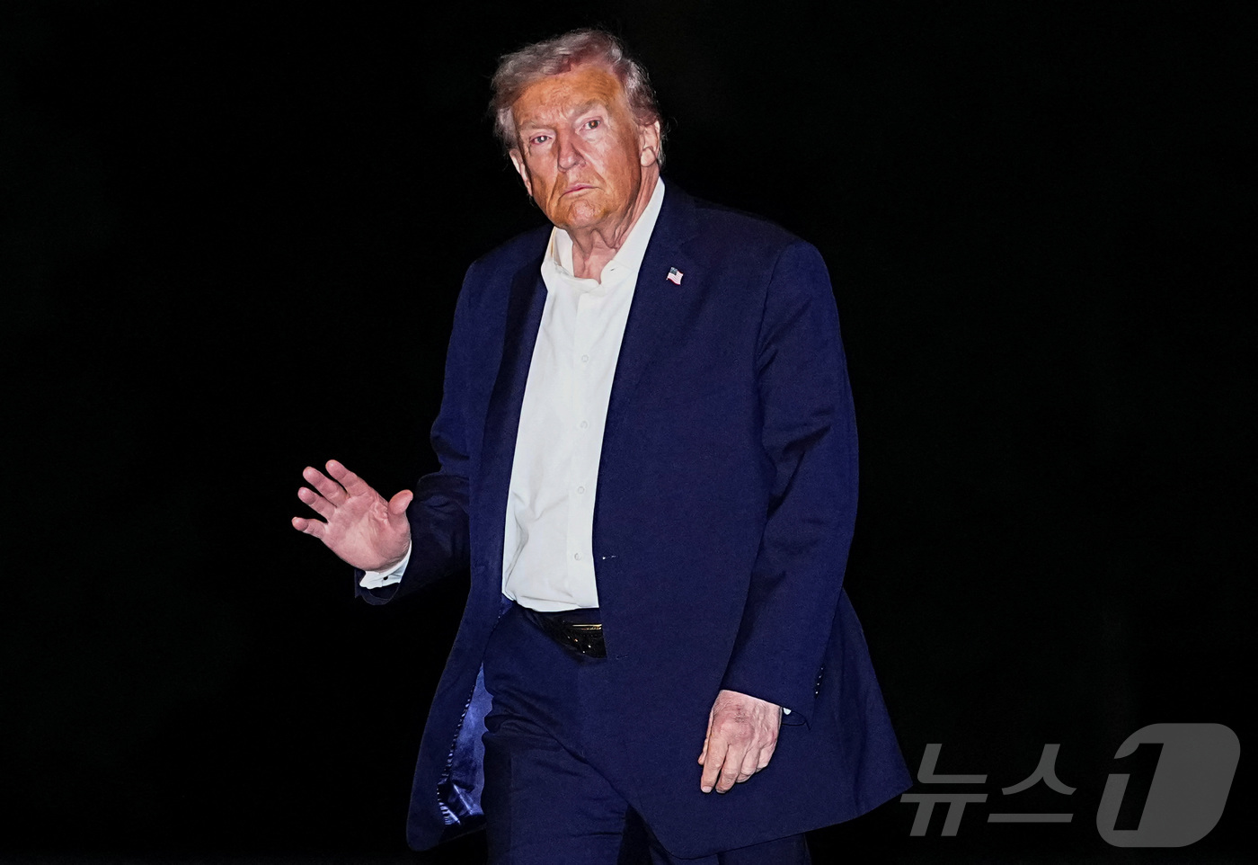 (워싱턴DC 로이터=뉴스1) 류정민 특파원 = 도널드 트럼프 미국 대통령이 14일(현지시간) 이집트에서 열린 가자지구 전쟁 중단 휴전 합의 서명식 행사에 참석한 뒤 워싱턴DC 백악 …