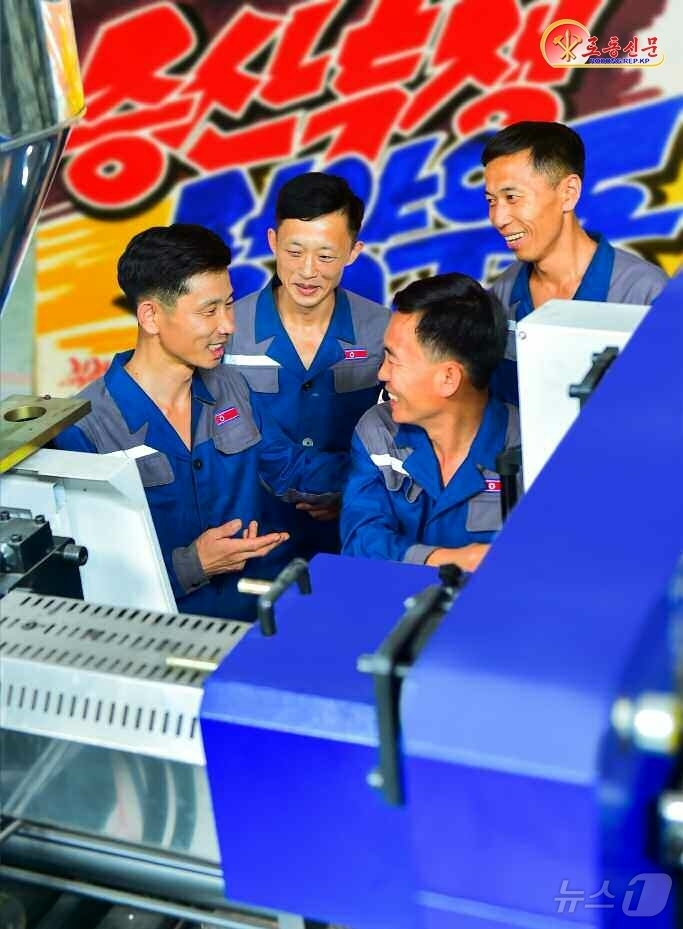 (평양 노동신문=뉴스1) = 북한 노동당 기관지 노동신문은 15일 천리마건재종합공장 수지건재직장 종업원들이 증산투쟁에 나섰다고 보도했다. [국내에서만 사용가능. 재배포 금지. DB …