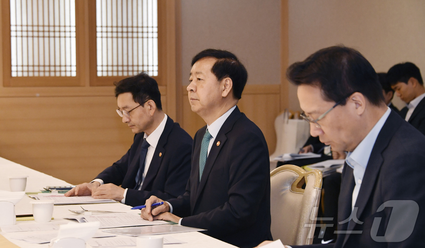 (서울=뉴스1) = 구윤철 경제부총리 겸 기획재정부 장관이 15일 오전 서울 종로구 정부서울청사에서 열린 '부동산관계장관회의'에서 모두발언을 하고 있다. (기획재정부 제공. 재판매 …