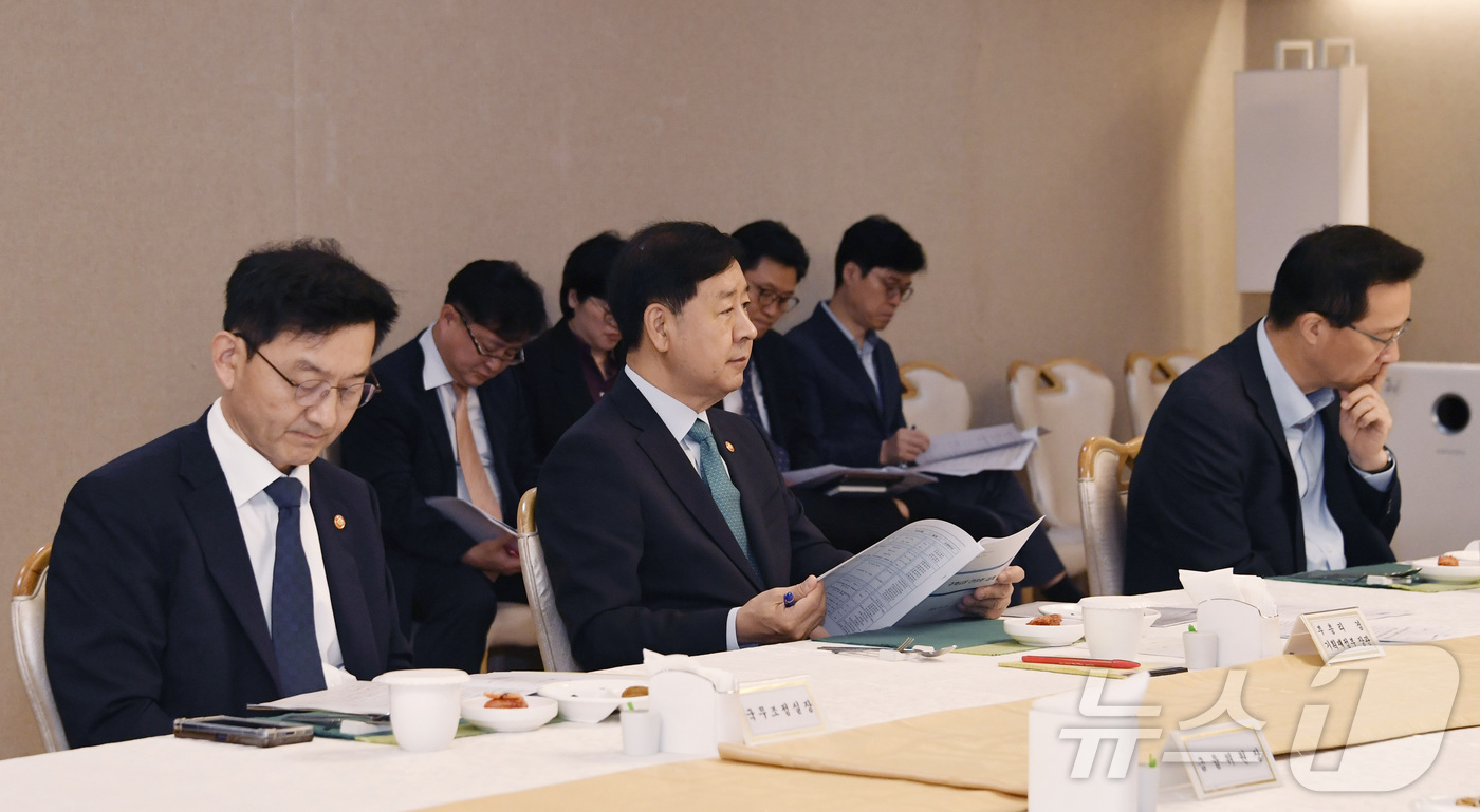 (서울=뉴스1) = 구윤철 경제부총리 겸 기획재정부 장관이 15일 오전 서울 종로구 정부서울청사에서 열린 '부동산관계장관회의'에서 모두발언을 하고 있다. (기획재정부 제공. 재판매 …