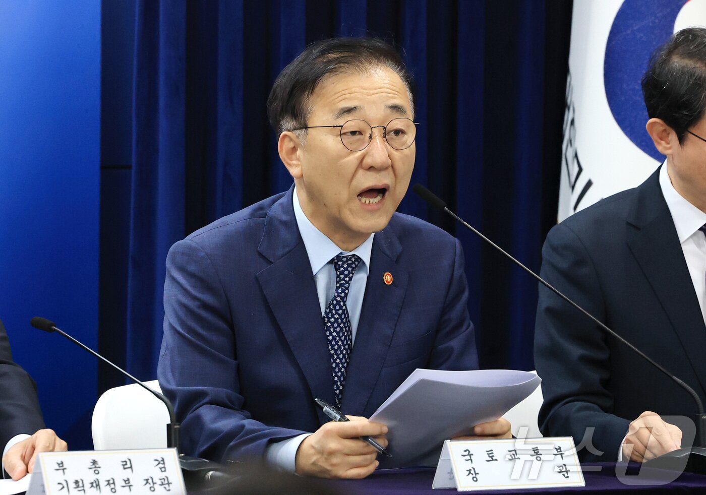 본문 이미지 - 김윤덕 국토교통부 장관, 이억원 금융위원회 위원장이 15일 서울 종로구 정부서울청사에서 주택시장 안정화 대책을 발표하고 있다. 2025.10.15/뉴스1 ⓒ News1 임세영 기자