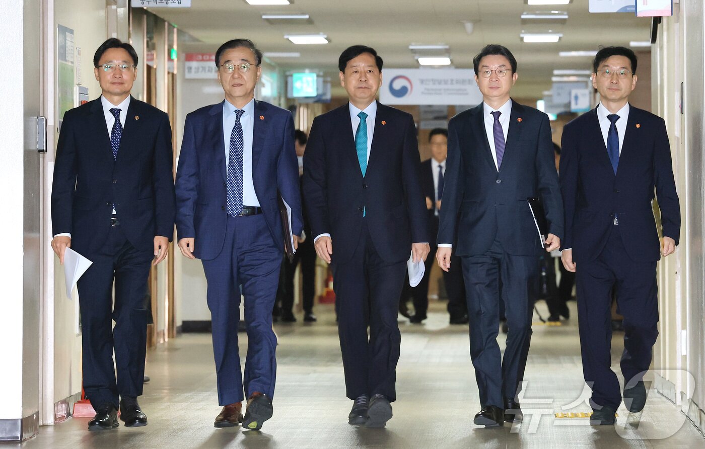 본문 이미지 - 구윤철 경제부총리 겸 기획재정부 장관 및 관계부처 장관들이 15일 서울 종로구 정부서울청사에서 주택시장 안정화 대책 발표를 위해 이동하고 있다. 왼쪽부터 임광현 국세청장, 김윤덕 국토교통부 장관, 구 부총리, 이억원 금융위원회 위원장, 윤창렬 국무조정실장. 2025.10.15/뉴스1 ⓒ News1 임세영 기자