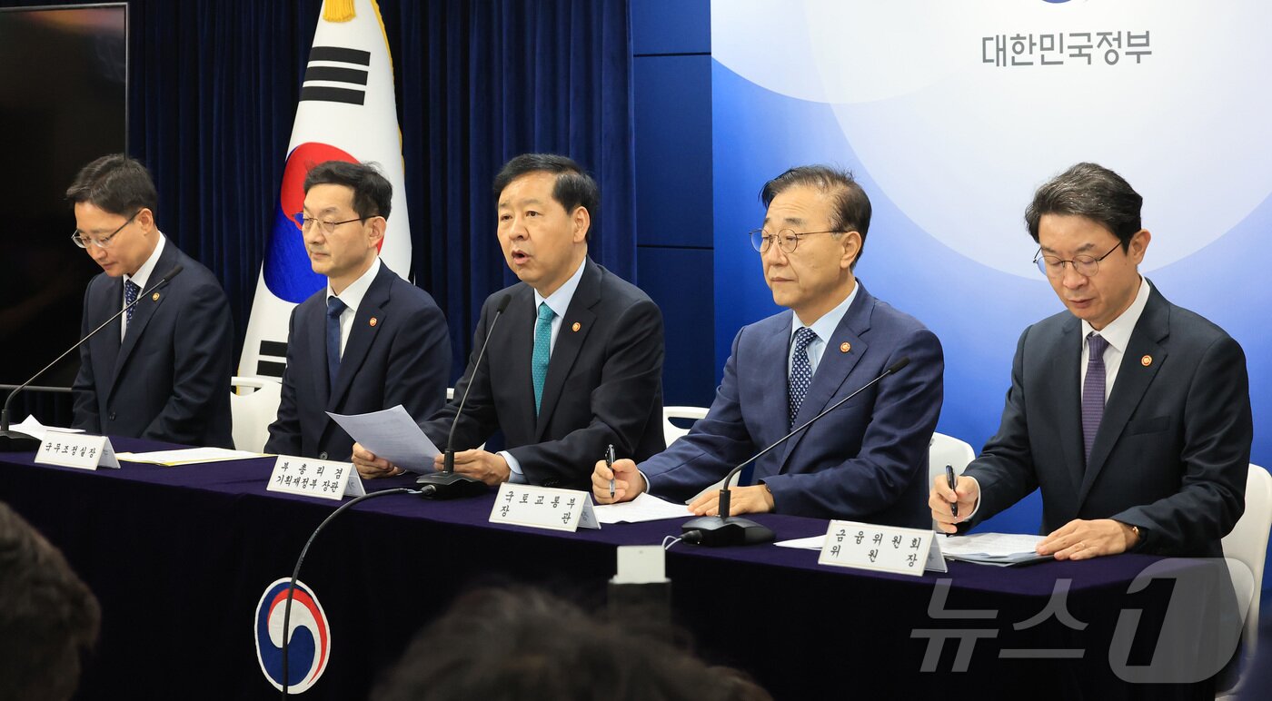 본문 이미지 - 구윤철 경제부총리 겸 기획재정부 장관이 15일 서울 종로구 정부서울청사에서 주택시장 안정화 대책을 발표하고 있다. 왼쪽부터 임광현 국세청장, 윤창렬 국무조정실장, 구 부총리, 김윤덕 국토교통부 장관, 이억원 금융위원회 위원장. 2025.10.15/뉴스1 ⓒ News1 임세영 기자