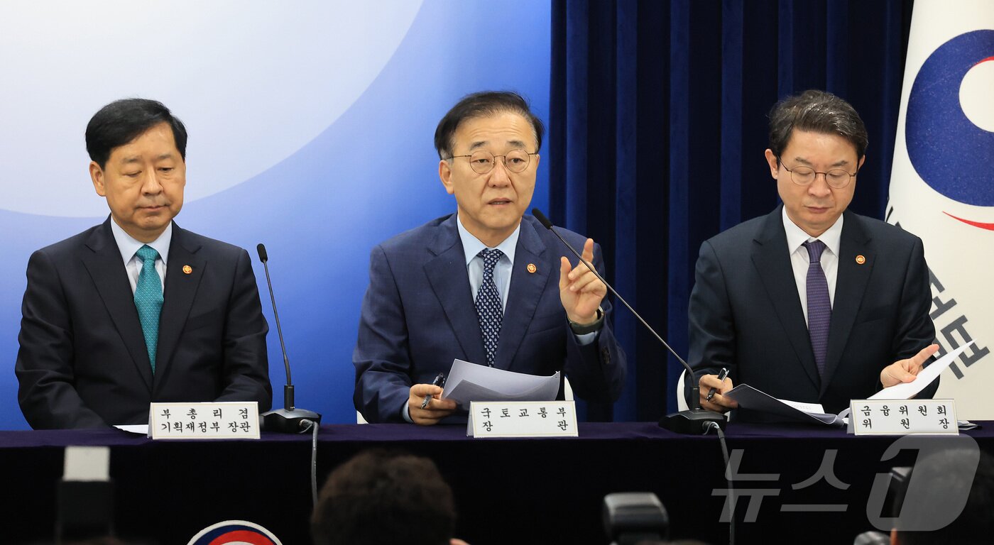 본문 이미지 - 김윤덕 국토교통부 장관이 15일 서울 종로구 정부서울청사에서 주택시장 안정화 대책을 발표하고 있다. 2025.10.15/뉴스1 ⓒ News1 임세영 기자