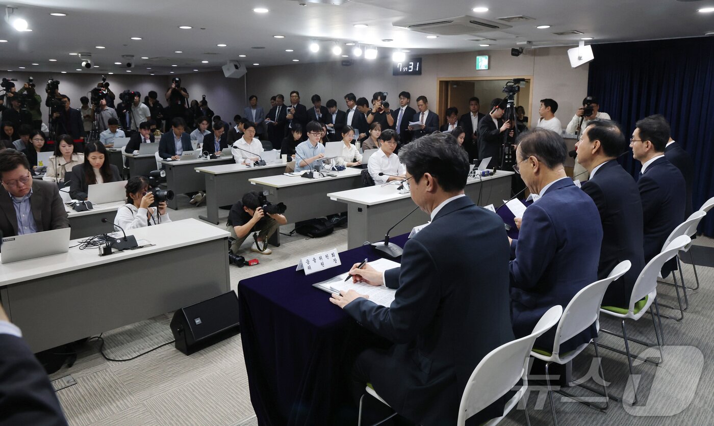 본문 이미지 - 구윤철 경제부총리 겸 기획재정부 장관이 15일 서울 종로구 정부서울청사에서 주택시장 안정화 대책을 발표하고 있다. 2025.10.15/뉴스1 ⓒ News1 임세영 기자