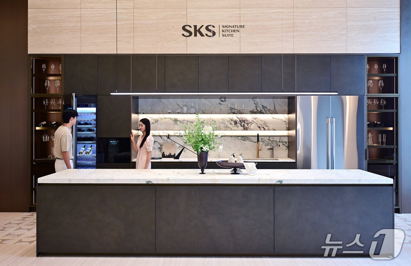 본문 이미지 -  'SKS 서울'을 방문한 고객들이 SKS의 컬럼 와인셀러를 둘러보는 모습.(LG전자 제공)