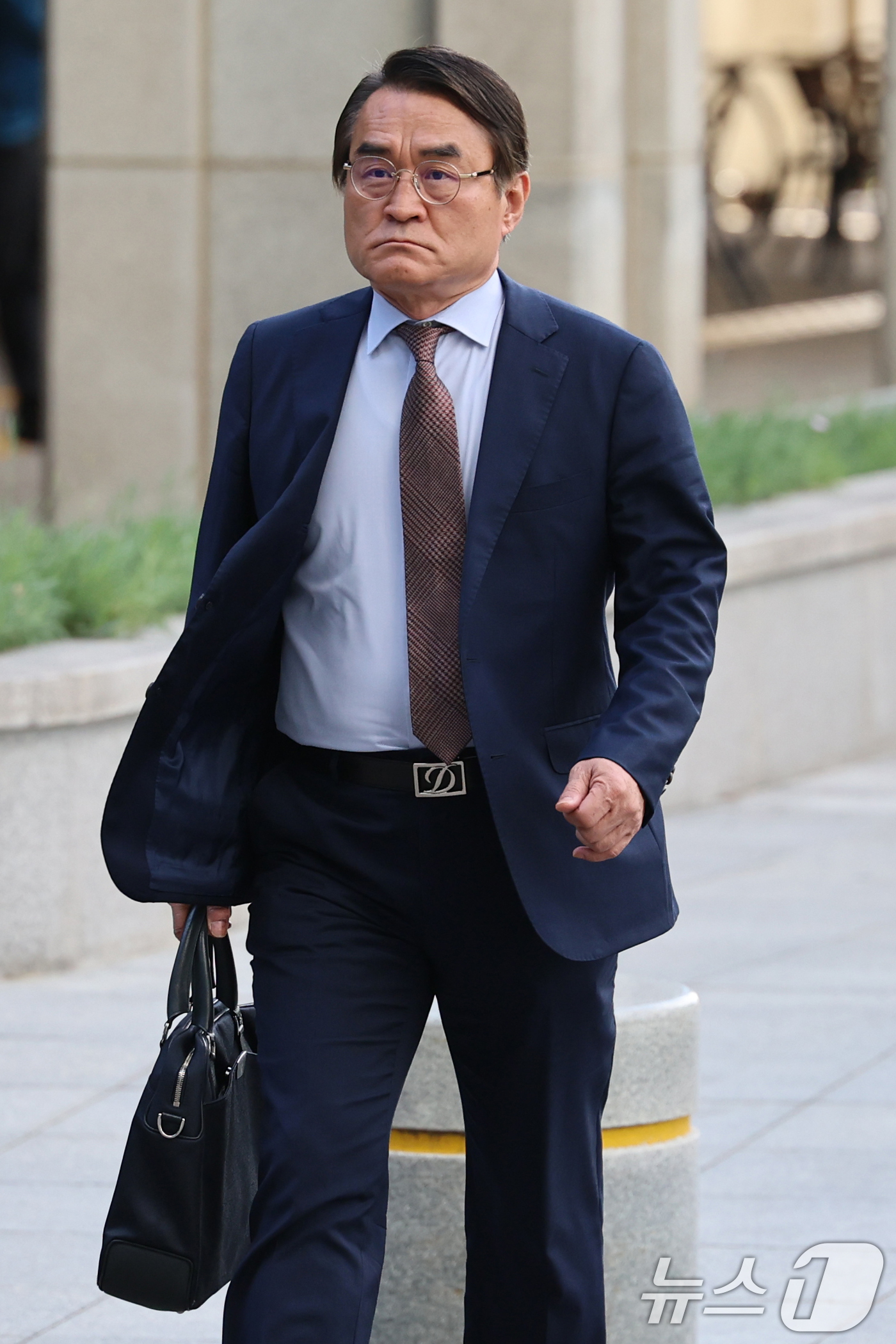 (서울=뉴스1) 황기선 기자 = 윤석열 전 대통령 법률대리인 배보윤 변호사가 15일 오전 서울 서초구 서울고등검찰청에 마련된 내란 특검팀(특별검사 조은석) 사무실로 이동하고 있다. …