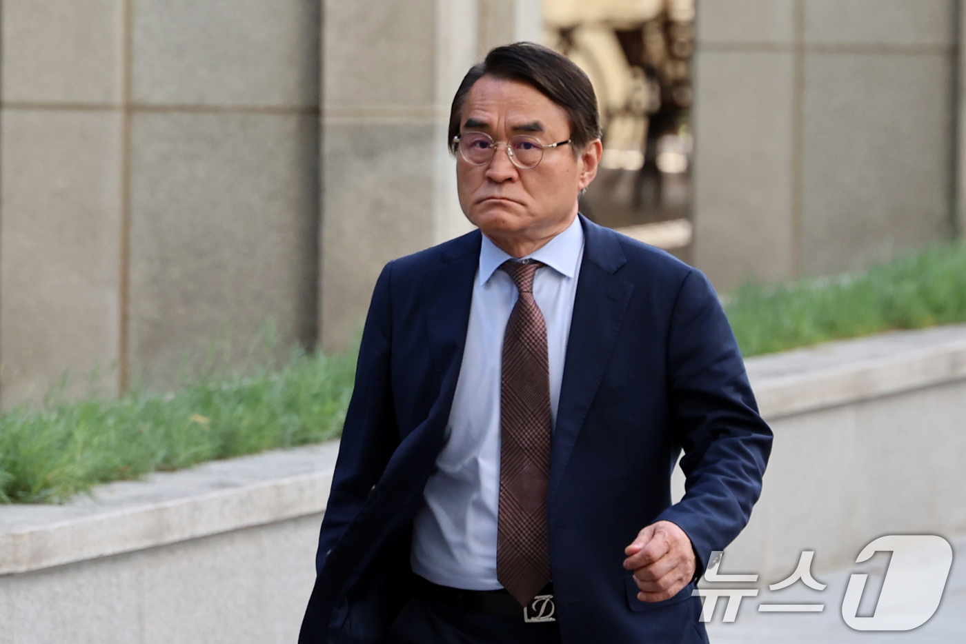 (서울=뉴스1) 황기선 기자 = 윤석열 전 대통령 법률대리인 배보윤 변호사가 15일 오전 서울 서초구 서울고등검찰청에 마련된 내란 특검팀(특별검사 조은석) 사무실로 이동하고 있다. …