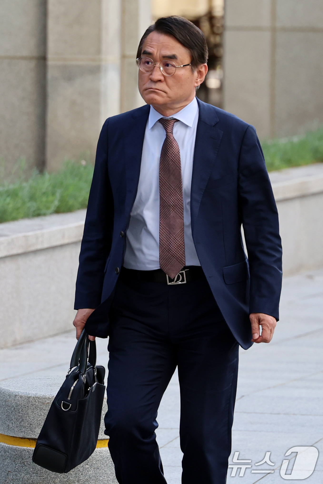 (서울=뉴스1) 황기선 기자 = 윤석열 전 대통령 법률대리인 배보윤 변호사가 15일 오전 서울 서초구 서울고등검찰청에 마련된 내란 특검팀(특별검사 조은석) 사무실로 이동하고 있다. …