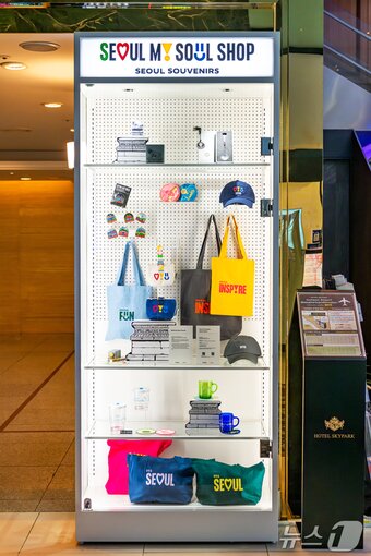 본문 이미지 - 호텔스카이파크 센트럴 명동점 전시 매대 전경&#40;서울관광재단 제공&#41; ⓒ News1 윤슬빈 관광전문기자