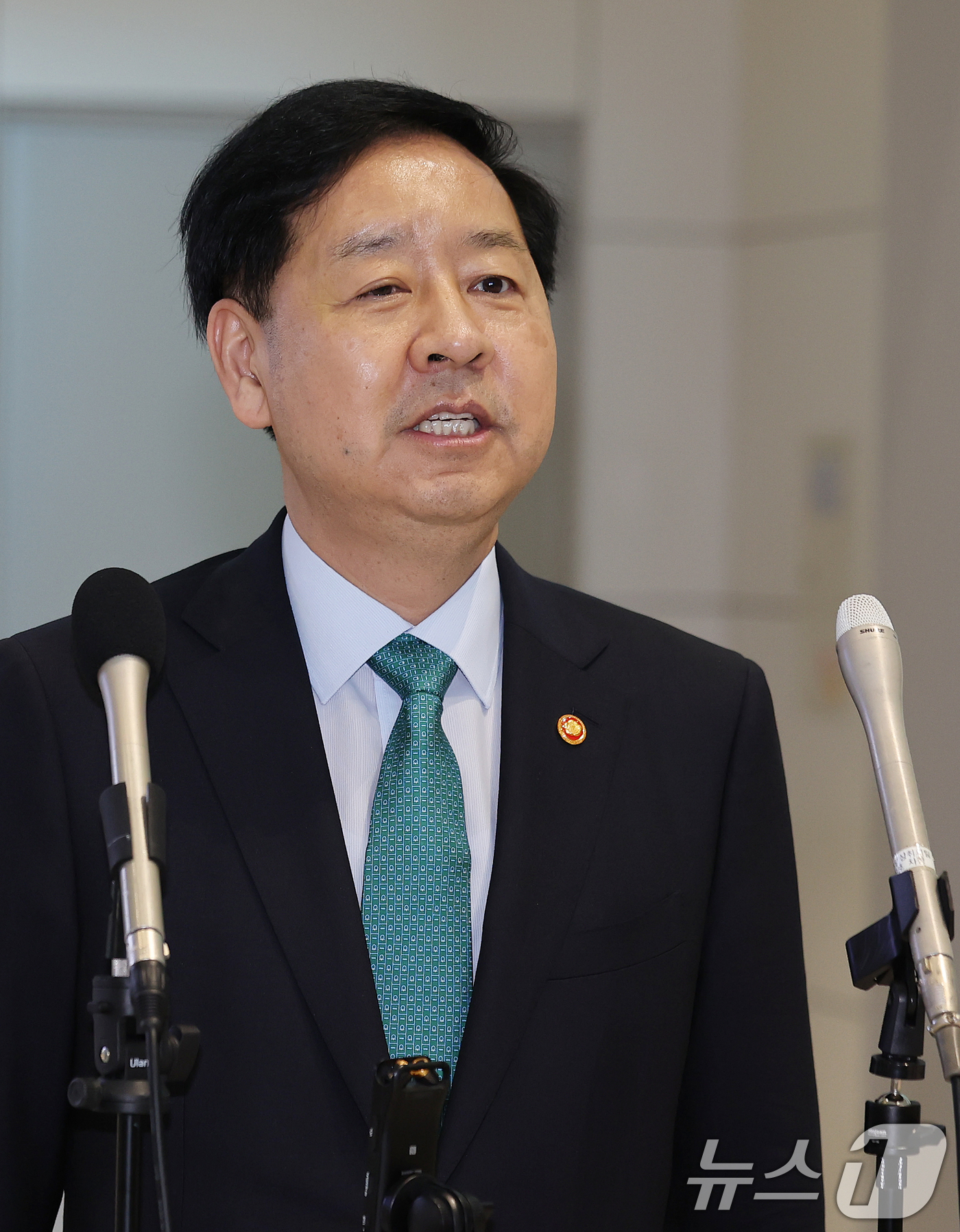 (인천=뉴스1) 이호윤 기자 = 구윤철 경제부총리 겸 기획재정부 장관이 15일 오전 인천국제공항 제2터미널에서 출국전 취재진에게 인사말을 하고 있다. 구 부총리는 15일부터 18일 …