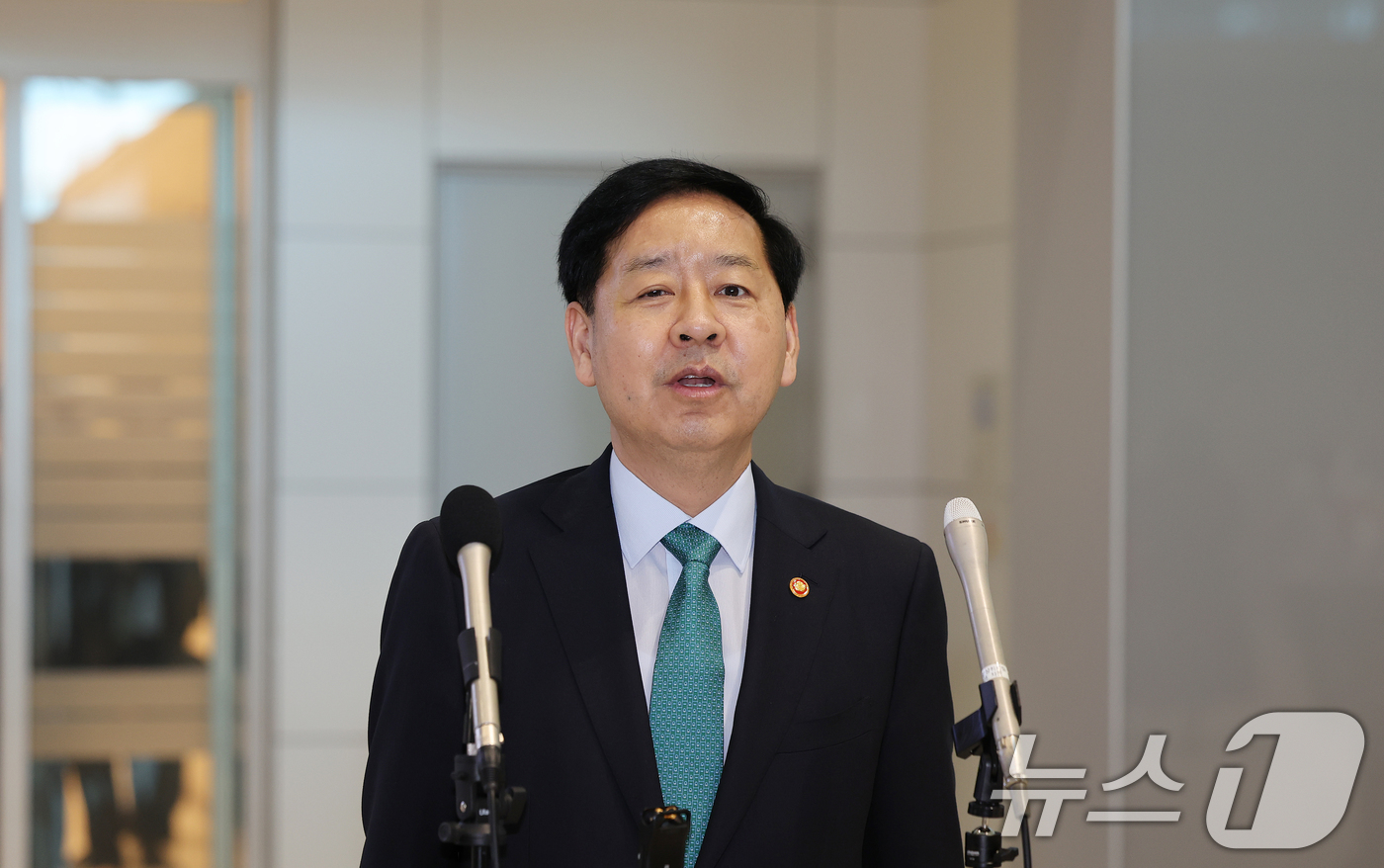 (인천=뉴스1) 이호윤 기자 = 구윤철 경제부총리 겸 기획재정부 장관이 15일 오전 인천국제공항 제2터미널에서 출국전 취재진에게 인사말을 하고 있다. 구 부총리는 15일부터 18일 …