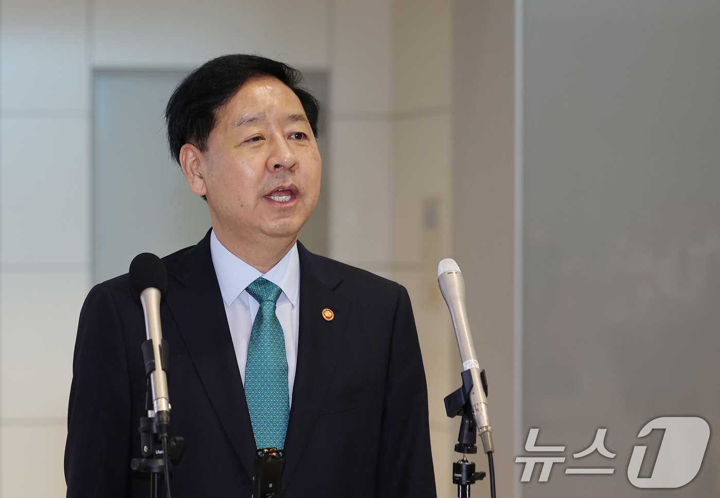 (인천=뉴스1) 이호윤 기자 = 구윤철 경제부총리 겸 기획재정부 장관이 15일 오전 인천국제공항 제2터미널에서 출국전 취재진에게 인사말을 하고 있다. 구 부총리는 15일부터 18일 …