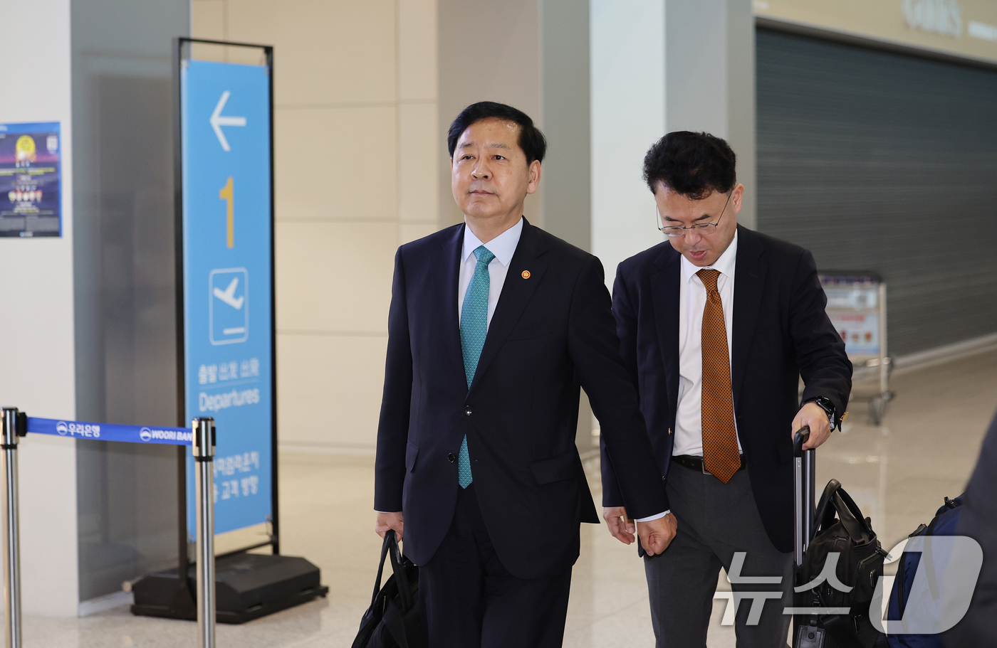 (인천=뉴스1) 이호윤 기자 = 구윤철 경제부총리 겸 기획재정부 장관이 15일 오전 인천국제공항 제2터미널을 통해 미국으로 출국하고 있다. 구 부총리는 15일부터 18일까지 주요 …