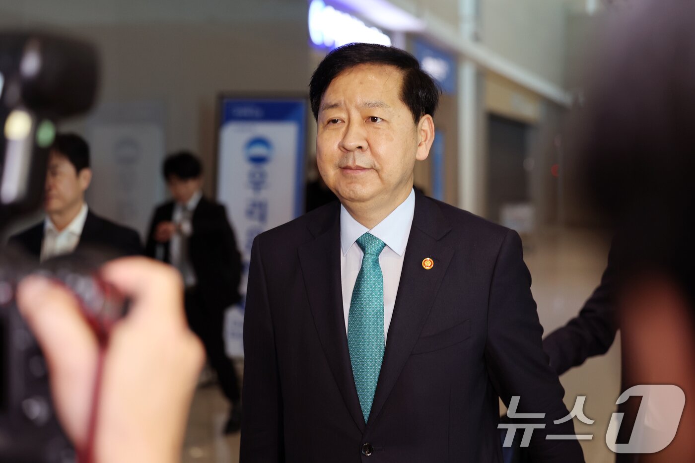 본문 이미지 - 구윤철 경제부총리 겸 기획재정부 장관이 15일 오전 인천국제공항 제2터미널을 통해 미국으로 출국하고 있다. 구 부총리는 15일부터 18일까지 주요 20개국이 참여하는 G20 재무장관회의 및 IMF/WB 연차총회 참석한다. 회의와 별도로 방미 기간 중 스콧 베센트 미국 재무부 장관과 회담이 성사될지 주목된다. 2025.10.15/뉴스1 ⓒ News1 이호윤 기자