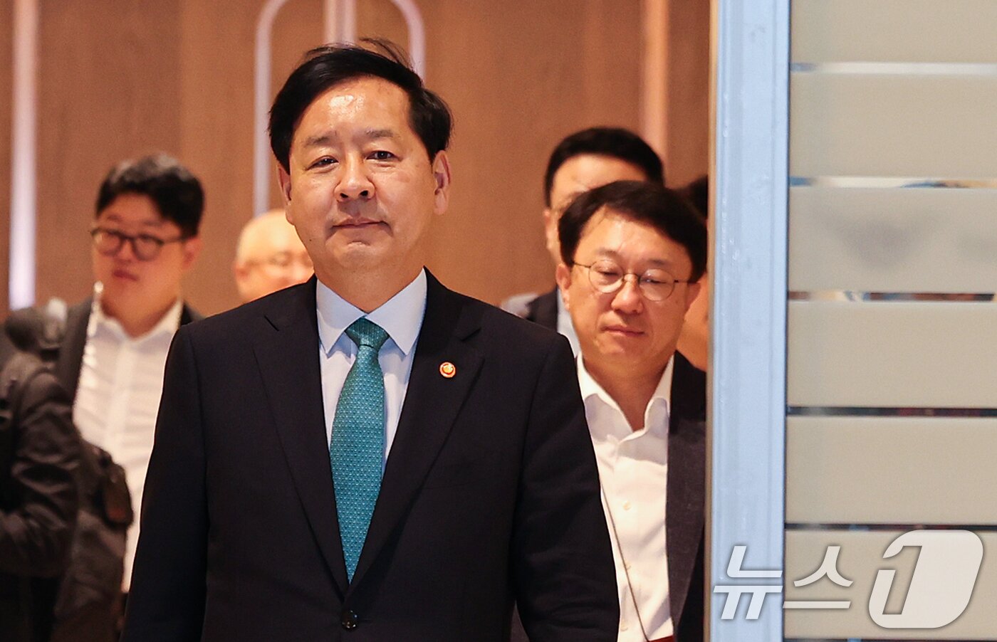 본문 이미지 - 구윤철 경제부총리 겸 기획재정부 장관이 15일 오전 인천국제공항 제2터미널을 통해 미국으로 출국하고 있다. 구 부총리는 15일부터 18일까지 주요 20개국이 참여하는 G20 재무장관회의 및 IMF/WB 연차총회 참석한다. 2025.10.15/뉴스1 ⓒ News1 이호윤 기자