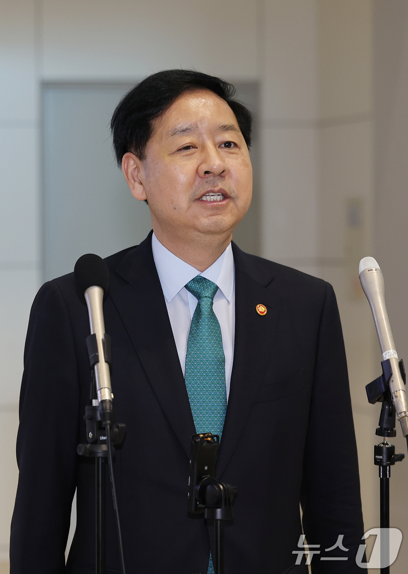 (인천=뉴스1) 이호윤 기자 = 구윤철 경제부총리 겸 기획재정부 장관이 15일 오전 인천국제공항 제2터미널에서 출국전 취재진에게 인사말을 하고 있다. 구 부총리는 15일부터 18일 …