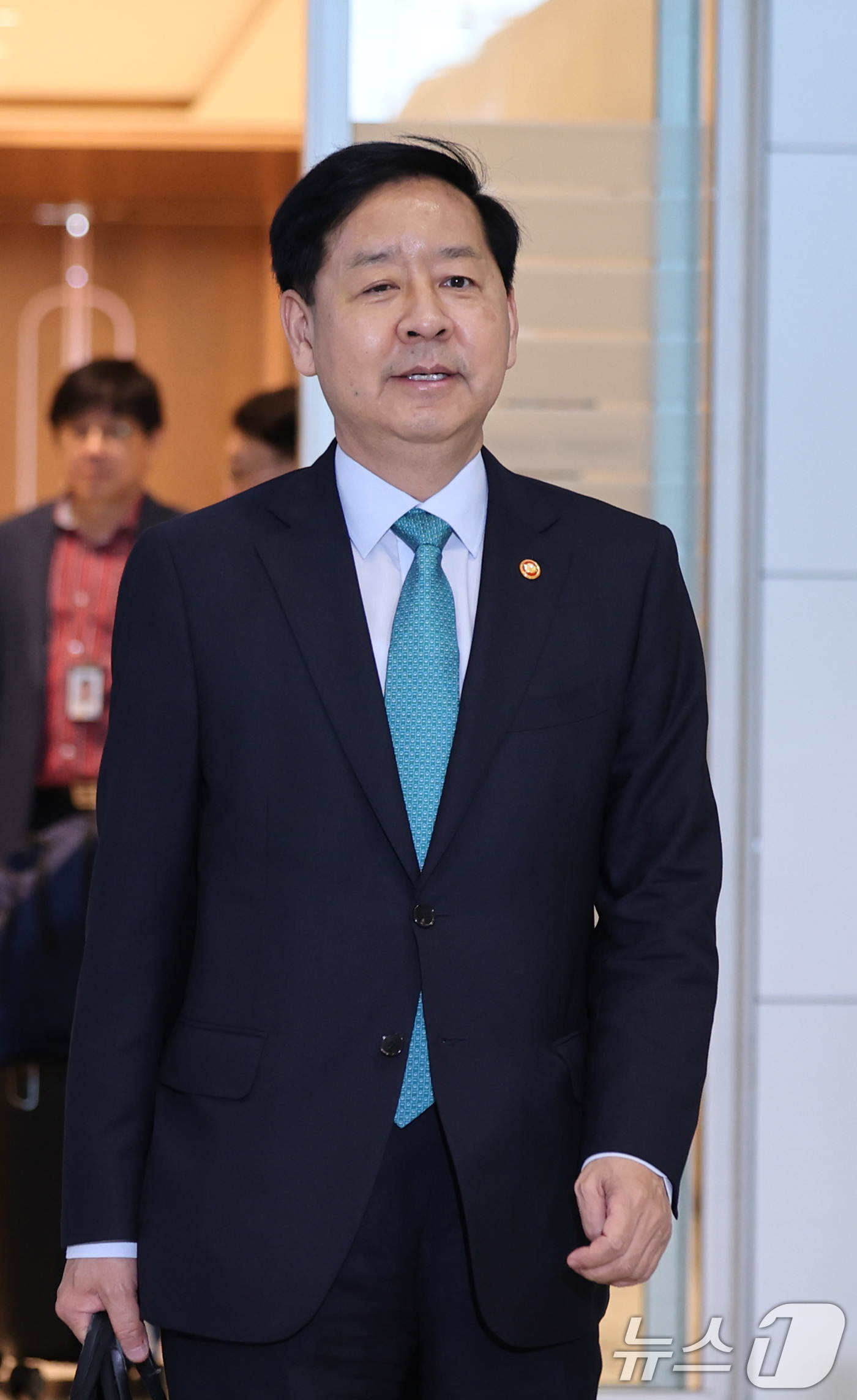 (인천=뉴스1) 이호윤 기자 = 구윤철 경제부총리 겸 기획재정부 장관이 15일 오전 인천국제공항 제2터미널을 통해 미국으로 출국하고 있다. 구 부총리는 15일부터 18일까지 주요 …