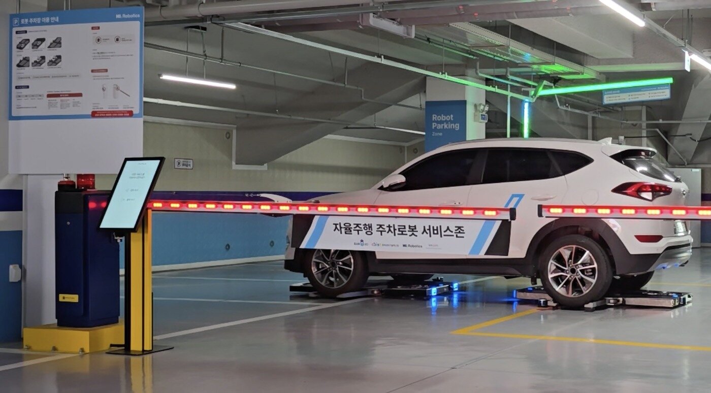 본문 이미지 - 카카오모빌리티, 케이엠파크, HL로보틱스의 협력과 충북도청 및 충북과학기술혁신원의 지원으로 충북 청주시의 충북콘텐츠기업지원센터 지하 주차장 내 설치된 국내 최초 ‘로봇발레’ 서비스존의 모습 (카카오모빌리티 제공)