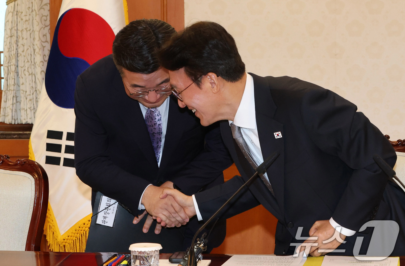 (서울=뉴스1) 임세영 기자 = 김민석 국무총리와 윤호중 행정안전부 장관이 15일 서울 종로구 정부서울청사에서 열린 치안·안전 관계장관회의에서 인사를 나누고 있다. (공동취재) 2 …