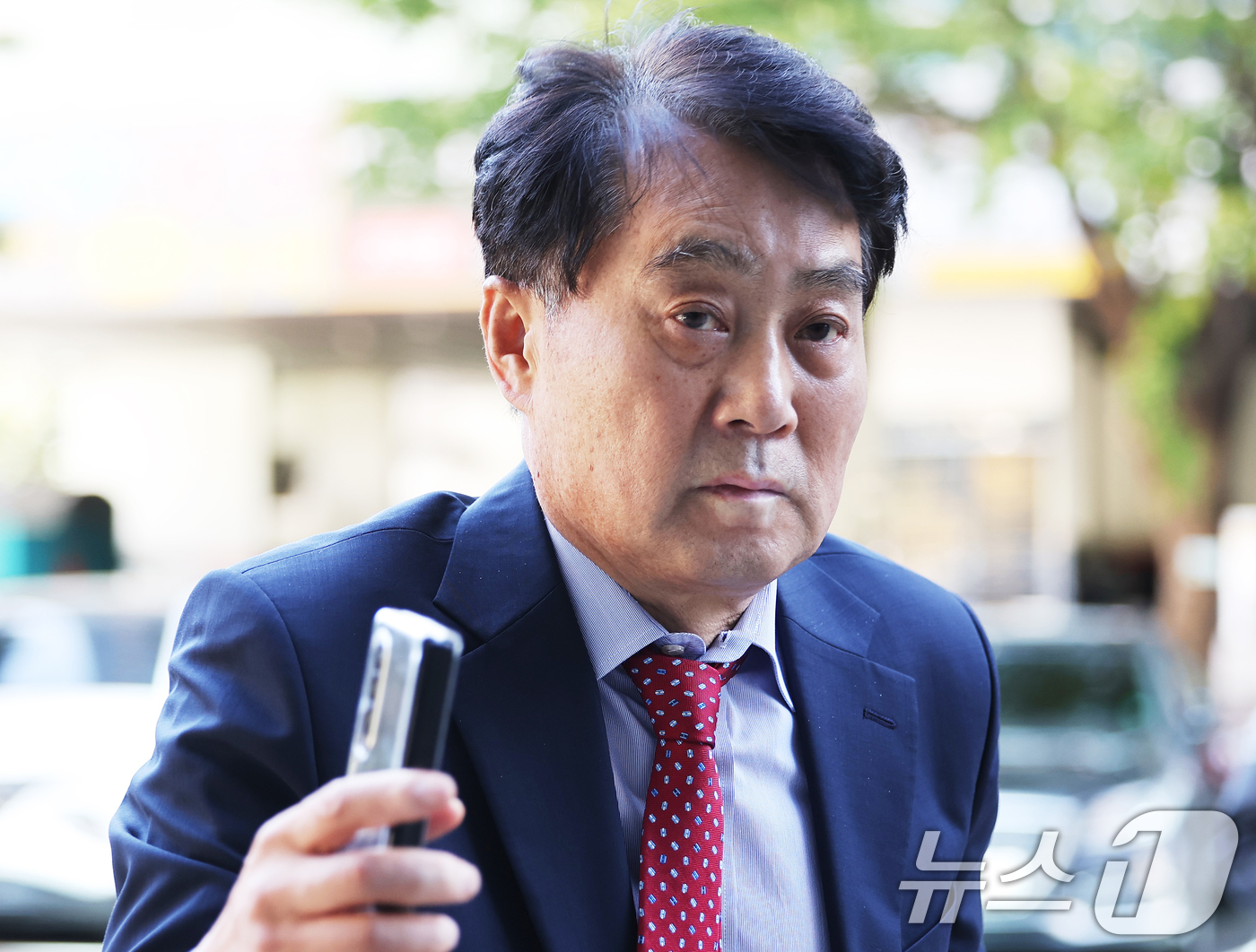 (안양=뉴스1) 김영운 기자 = 복합문화공간인 ‘그림책꿈마루’ 위탁운영 업체 선정 과정에서 뇌물을 받은 혐의를 받고 있는 하은호 군포시장이 15일 오전 경기 안양시 동안구 수원지방 …