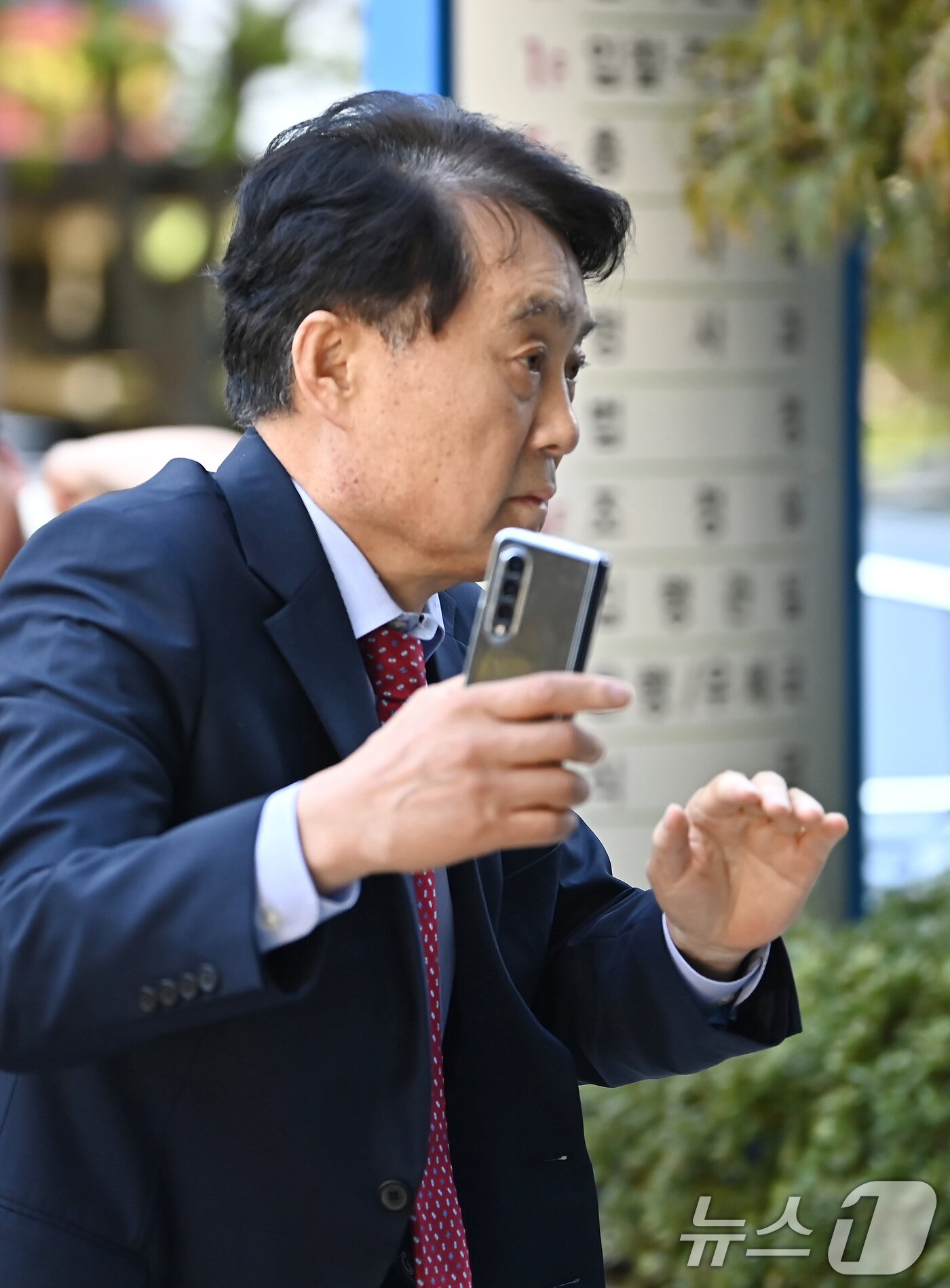 본문 이미지 - 복합문화공간인 ‘그림책꿈마루’ 위탁운영 업체 선정 과정에서 뇌물을 받은 혐의를 받고 있는 하은호 군포시장이 15일 오전 경기 안양시 동안구 수원지방법원 안양지원에서 열린 구속 전 피의자 심문&#40;영장실질심사&#41;에 출석하고 있다. &#40; 공동취재&#41; 2025.10.15/뉴스1 ⓒ News1 김영운 기자