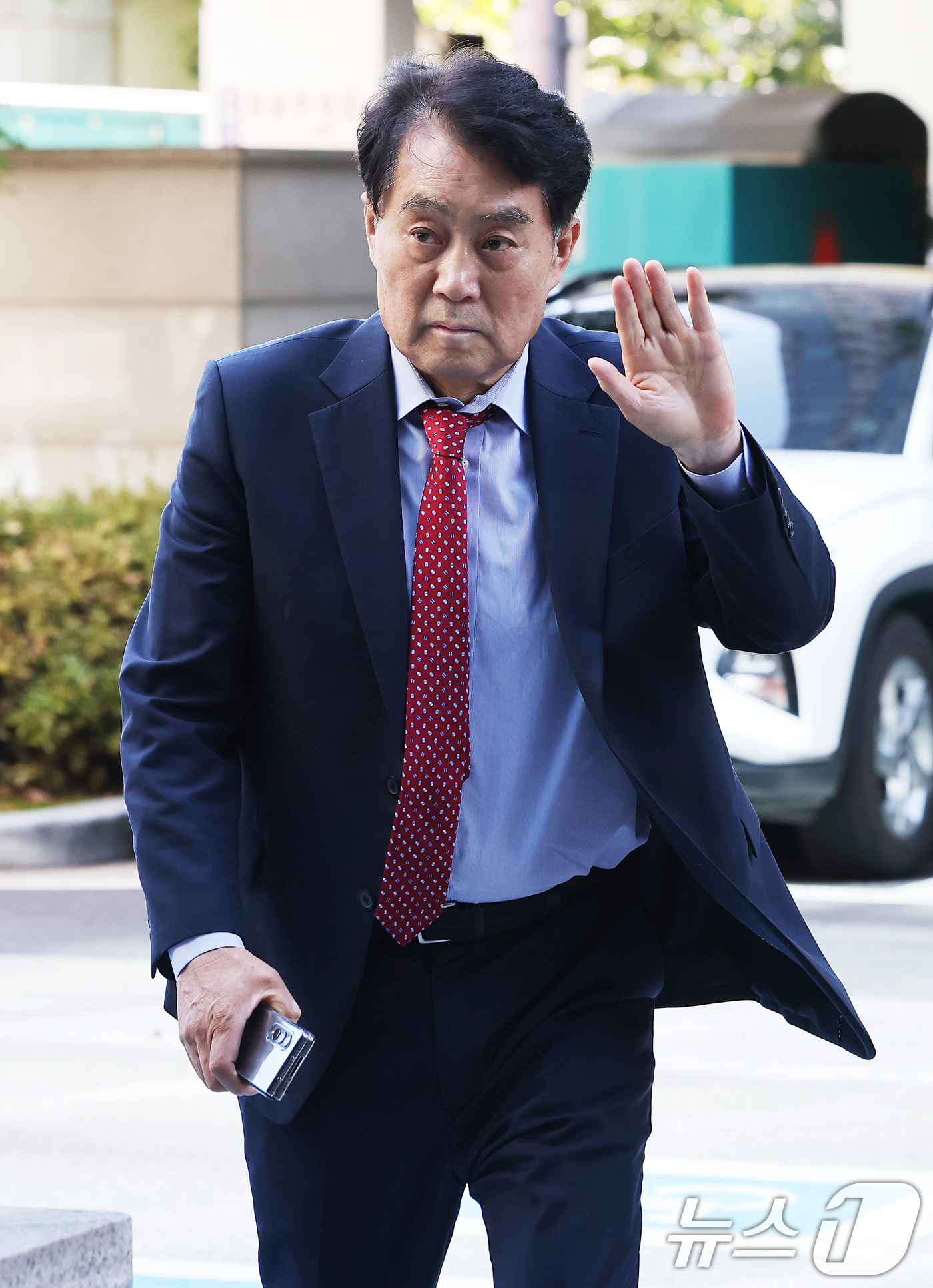 (안양=뉴스1) 김영운 기자 = 복합문화공간인 ‘그림책꿈마루’ 위탁운영 업체 선정 과정에서 뇌물을 받은 혐의를 받고 있는 하은호 군포시장이 15일 오전 경기 안양시 동안구 수원지방 …