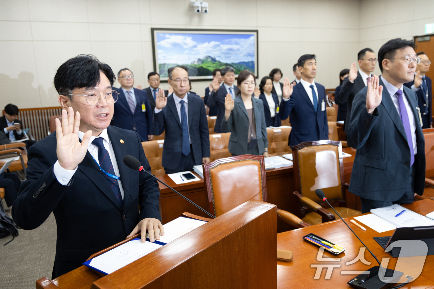 (서울=뉴스1) 이승배 기자 = 김영훈 고용노동부 장관이 15일 서울 여의도 국회에서 열린 기후에너지환경노동위원회 고용노동부 등에 대한 국정감사에 출석해 증인 선서하고 있다. 20 …