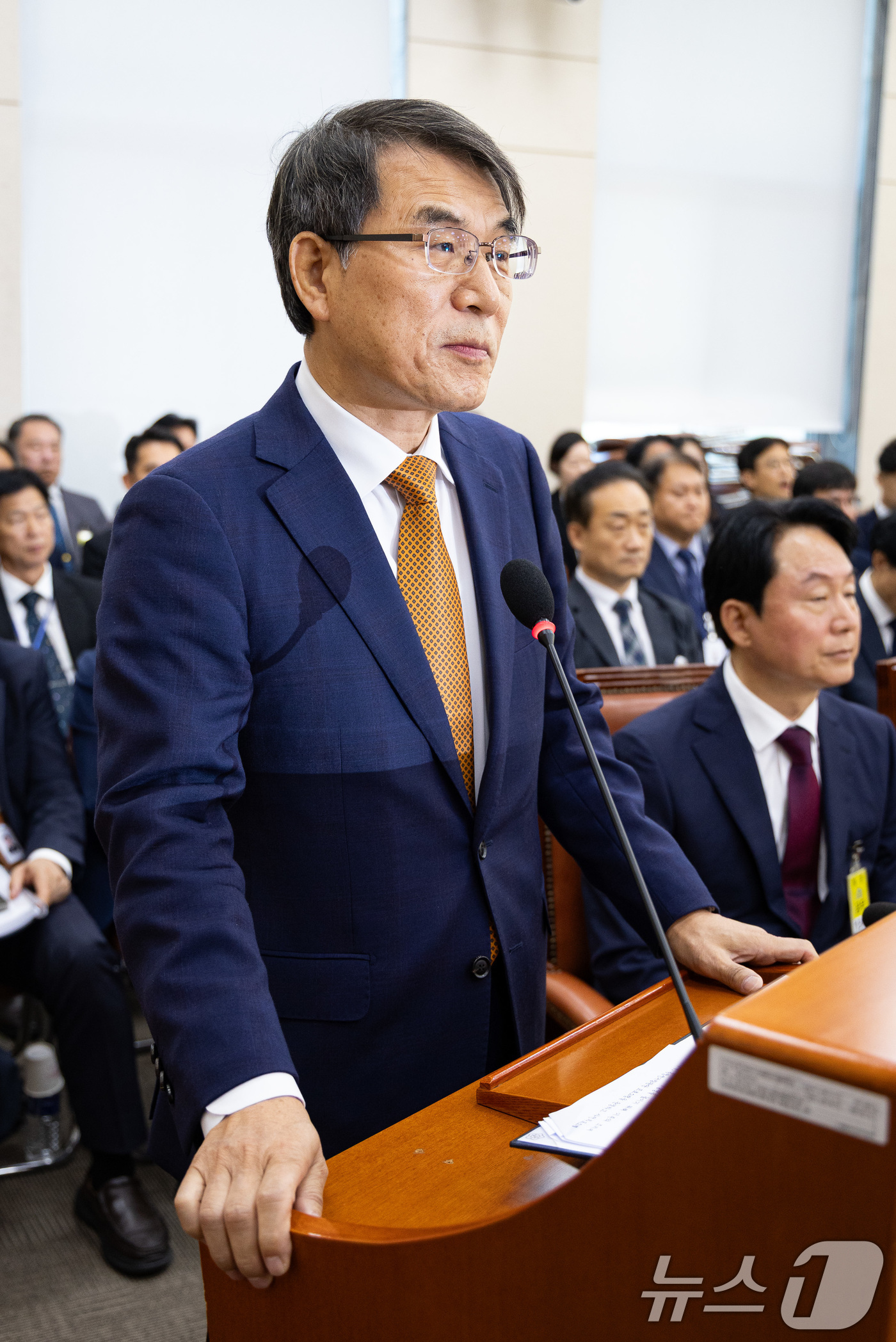 (서울=뉴스1) 유승관 기자 = 노태악 중앙선거관리위원장이 15일 서울 여의도 국회에서 열린 행정안전위원회의 중앙선거관리위원회 등에 대한 국정감사에 출석해 인사말을 하고 있다. 2 …