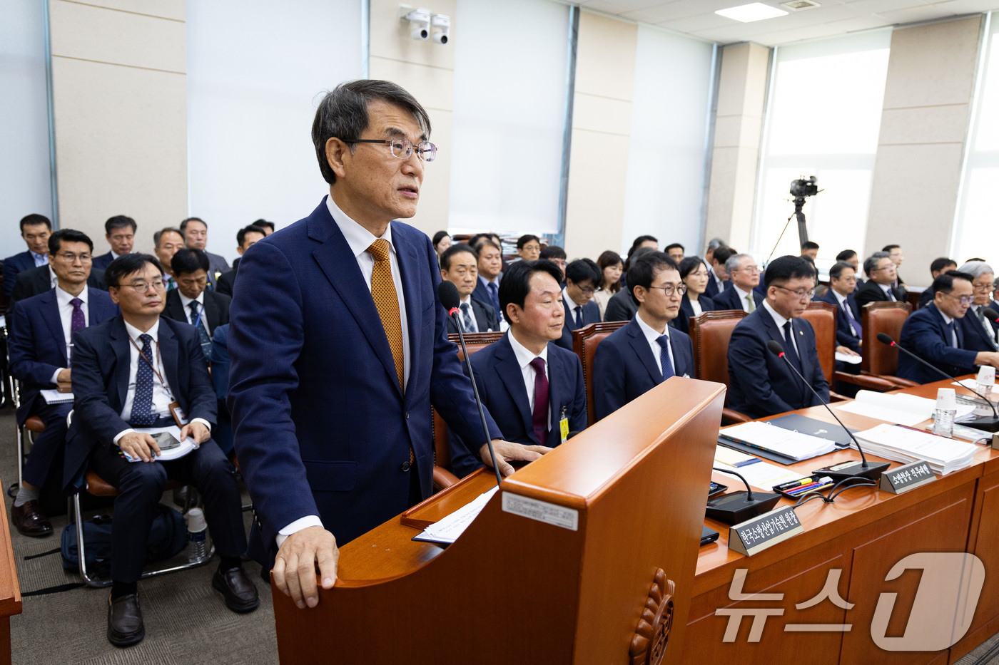 (서울=뉴스1) 유승관 기자 = 노태악 중앙선거관리위원장이 15일 서울 여의도 국회에서 열린 행정안전위원회의 중앙선거관리위원회 등에 대한 국정감사에 출석해 인사말을 하고 있다. 2 …