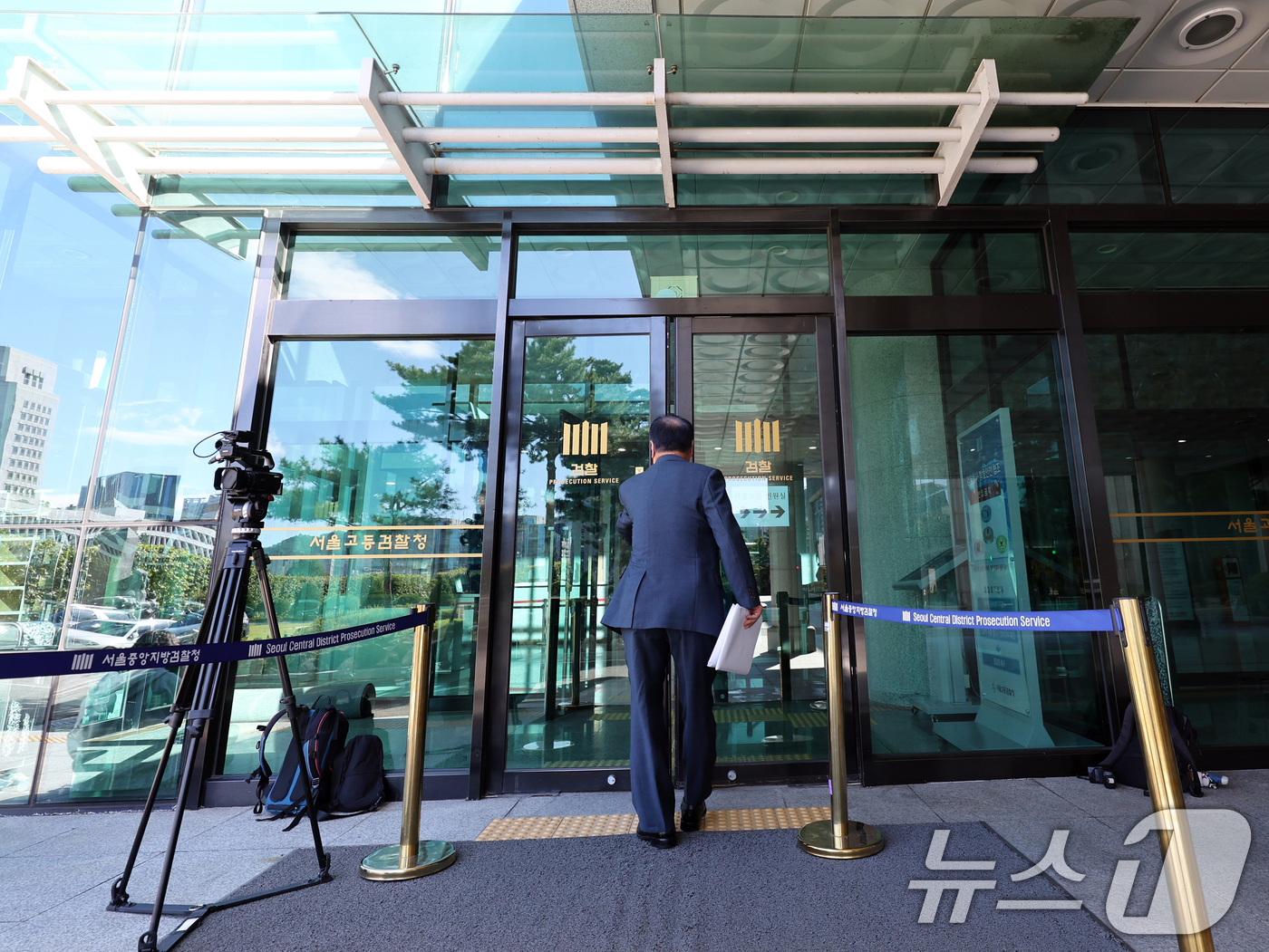(서울=뉴스1) 황기선 기자 = 윤석열 전 대통령이 15일 오전 서울 서초구 서울고등검찰청에 마련된 내란 특검팀(특별검사 조은석)에 출석했다.특검팀은 이날 오전 윤 전 대통령에 대 …