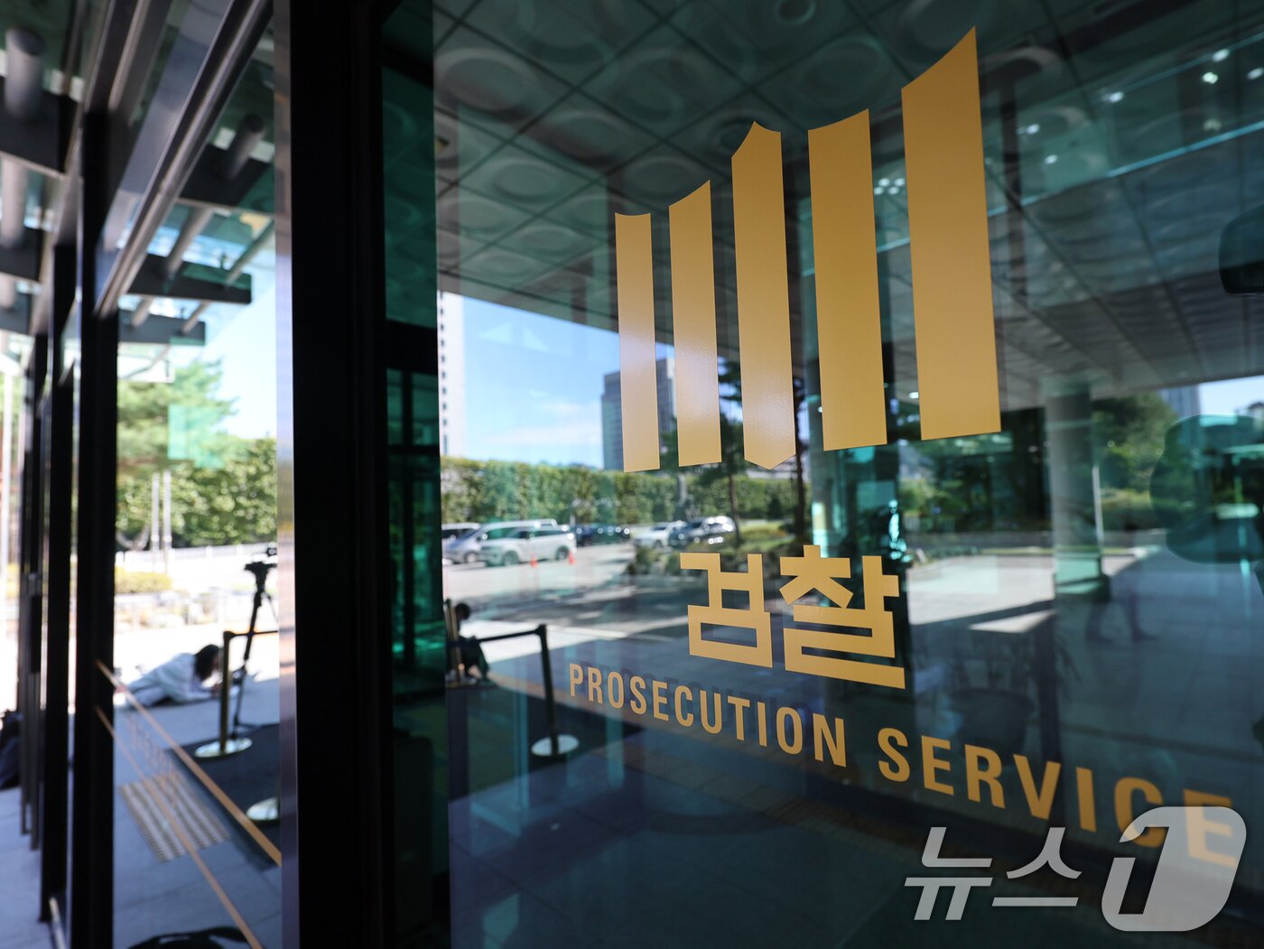 본문 이미지 - 윤석열 전 대통령이 15일 오전 서울 서초구 서울고등검찰청에 마련된 내란 특검팀&#40;특별검사 조은석&#41;에 출석했다. 특검팀은 이날 오전 윤 전 대통령에 대한 체포영장 집행을 시도했지만 윤 전 대통령은 임의 출석 의사를 표명하고 특검 사무실에 출석했다. 사진은 이날 서울 서초구 내란 특검 사무실이 설치된 서울고등검찰청의 모습. 2025.10.15/뉴스1 ⓒ News1 황기선 기자