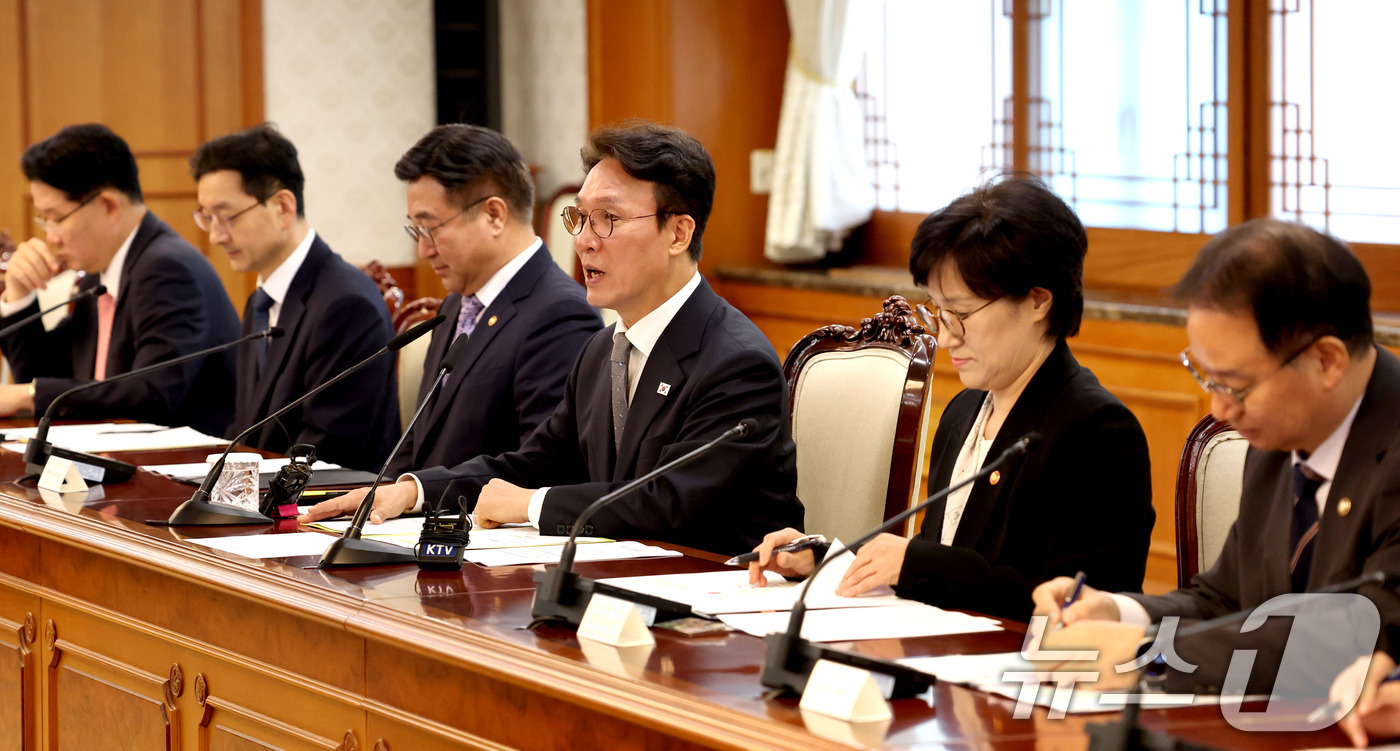 (서울=뉴스1) 임세영 기자 = 김민석 국무총리가 15일 서울 종로구 정부서울청사에서 열린 치안·안전 관계장관회의에서 모두발언을 하고 있다. (공동취재)  2025.10.15/뉴스 …