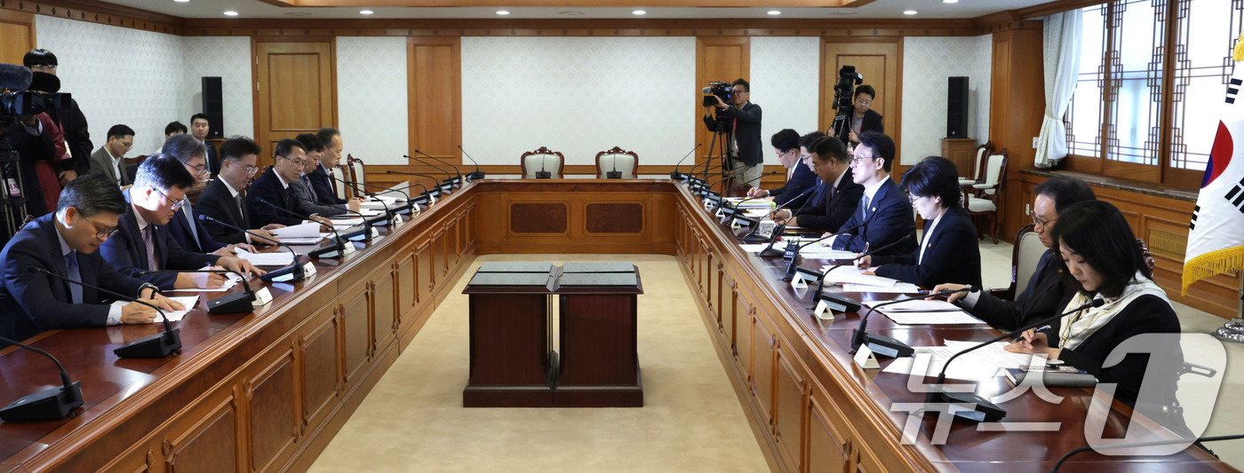 (서울=뉴스1) 임세영 기자 = 김민석 국무총리가 15일 서울 종로구 정부서울청사에서 열린 치안·안전 관계장관회의에서 모두발언을 하고 있다. (공동취재)  2025.10.15/뉴스 …