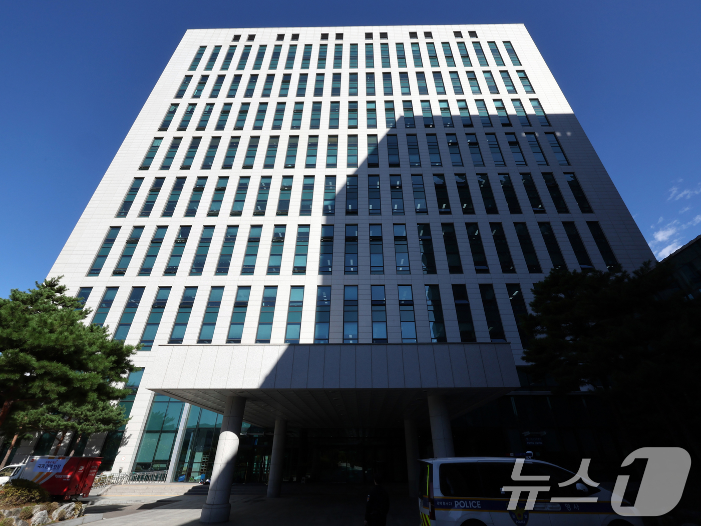 (서울=뉴스1) 황기선 기자 = 윤석열 전 대통령이 15일 오전 서울 서초구 서울고등검찰청에 마련된 내란 특검팀(특별검사 조은석)에 출석했다.특검팀은 이날 오전 윤 전 대통령에 대 …