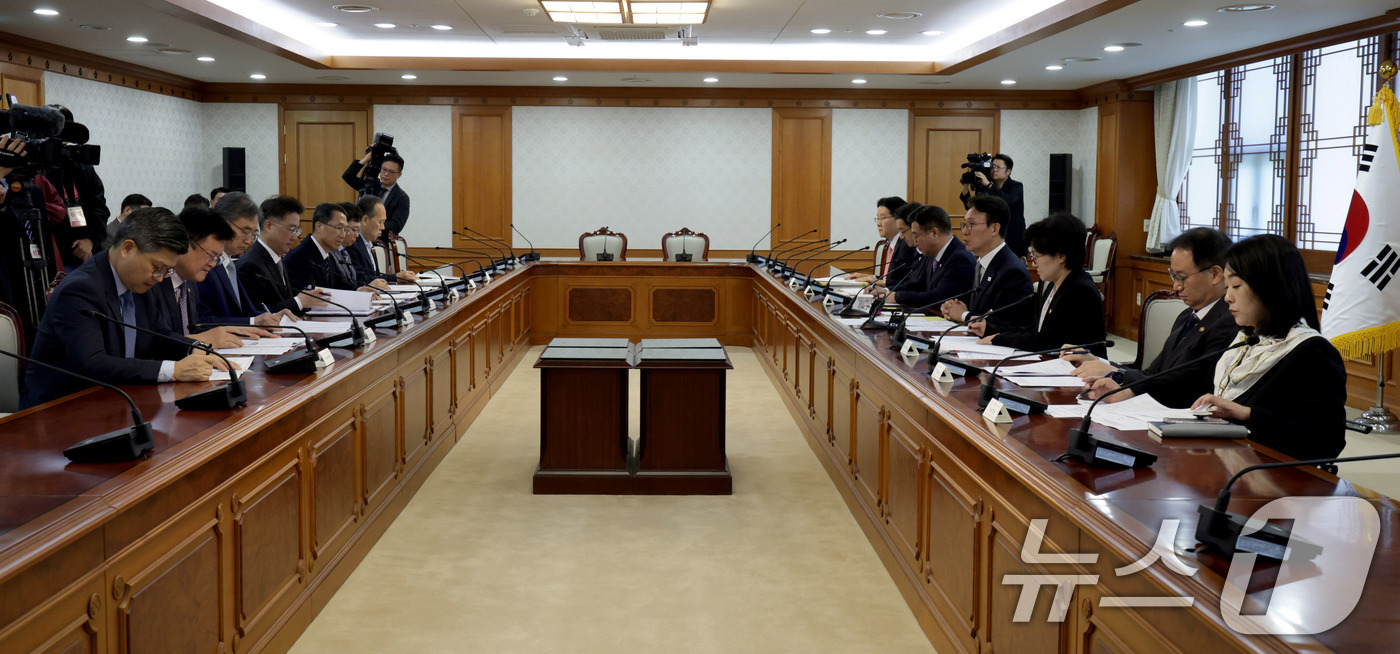 (서울=뉴스1) 임세영 기자 = 김민석 국무총리가 15일 서울 종로구 정부서울청사에서 열린 치안·안전 관계장관회의에서 모두발언을 하고 있다. (공동취재)  2025.10.15/뉴스 …