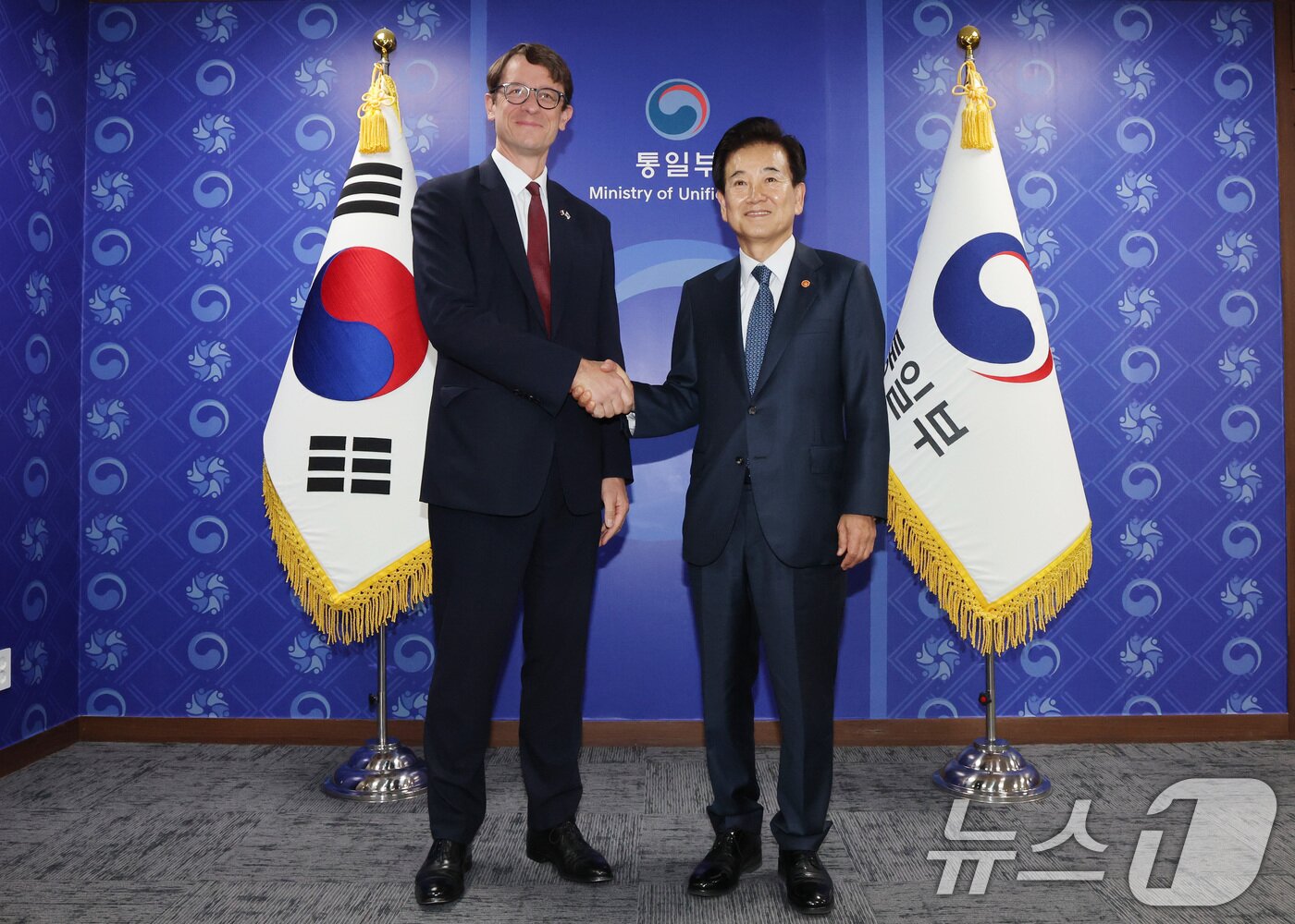 본문 이미지 - 정동영 통일부 장관이 15일 서울 종로구 정부서울청사에서 필립 베르투 주한프랑스 대사를 접견하고 있다. 2025.10.15/뉴스1 ⓒ News1 임세영 기자