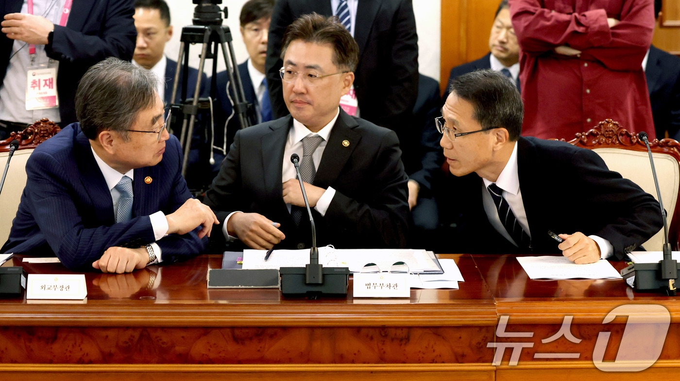 (서울=뉴스1) 임세영 기자 = 조현 외교부 장관과 유재성 경찰청장 직무대행이 15일 서울 종로구 정부서울청사에서 열린 치안·안전 관계장관회의에서 이야기를 나누고 있다. (공동취재 …