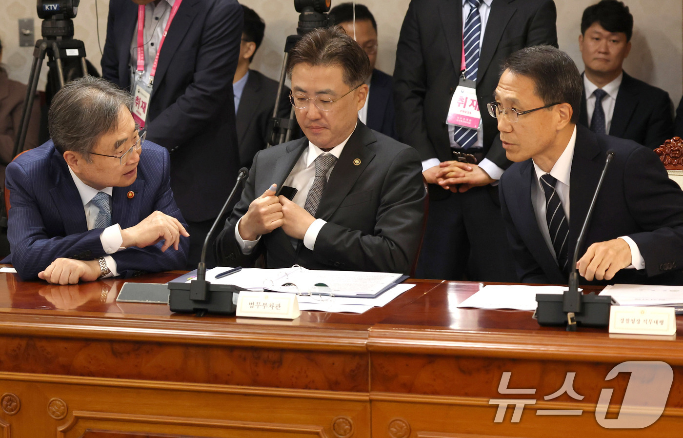 (서울=뉴스1) 임세영 기자 = 조현 외교부 장관과 유재성 경찰청장 직무대행이 15일 서울 종로구 정부서울청사에서 열린 치안·안전 관계장관회의에서 이야기를 나누고 있다. (공동취재 …